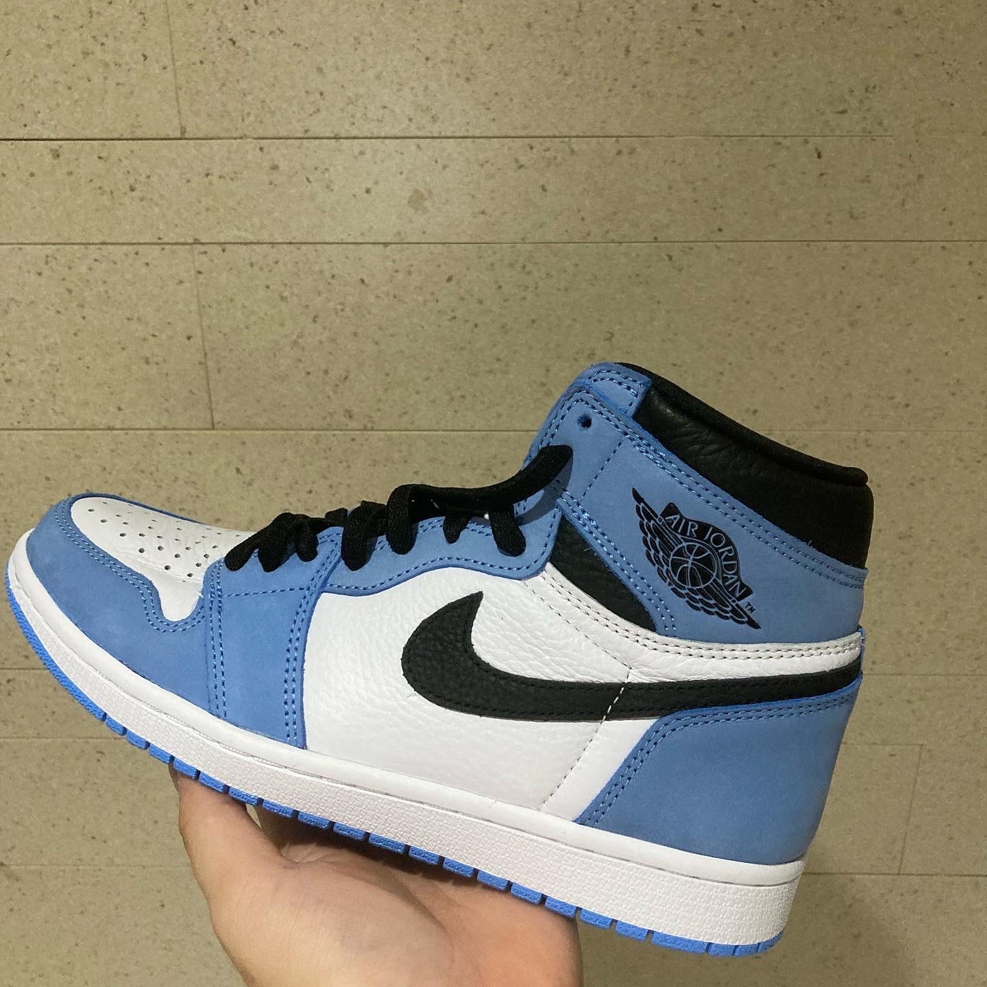 Jordan 1 Retro High OG University Blue 착용 스타일 - 2