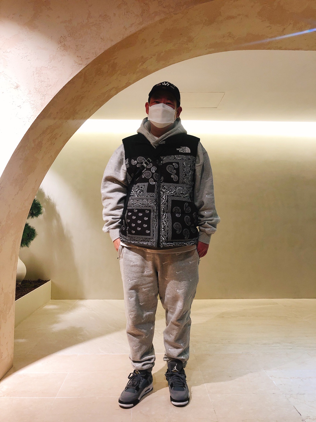 The North Face Nuptse Down Vest Black, Jordan 4 Retro Cool Grey 2019 착용 스타일 - 2