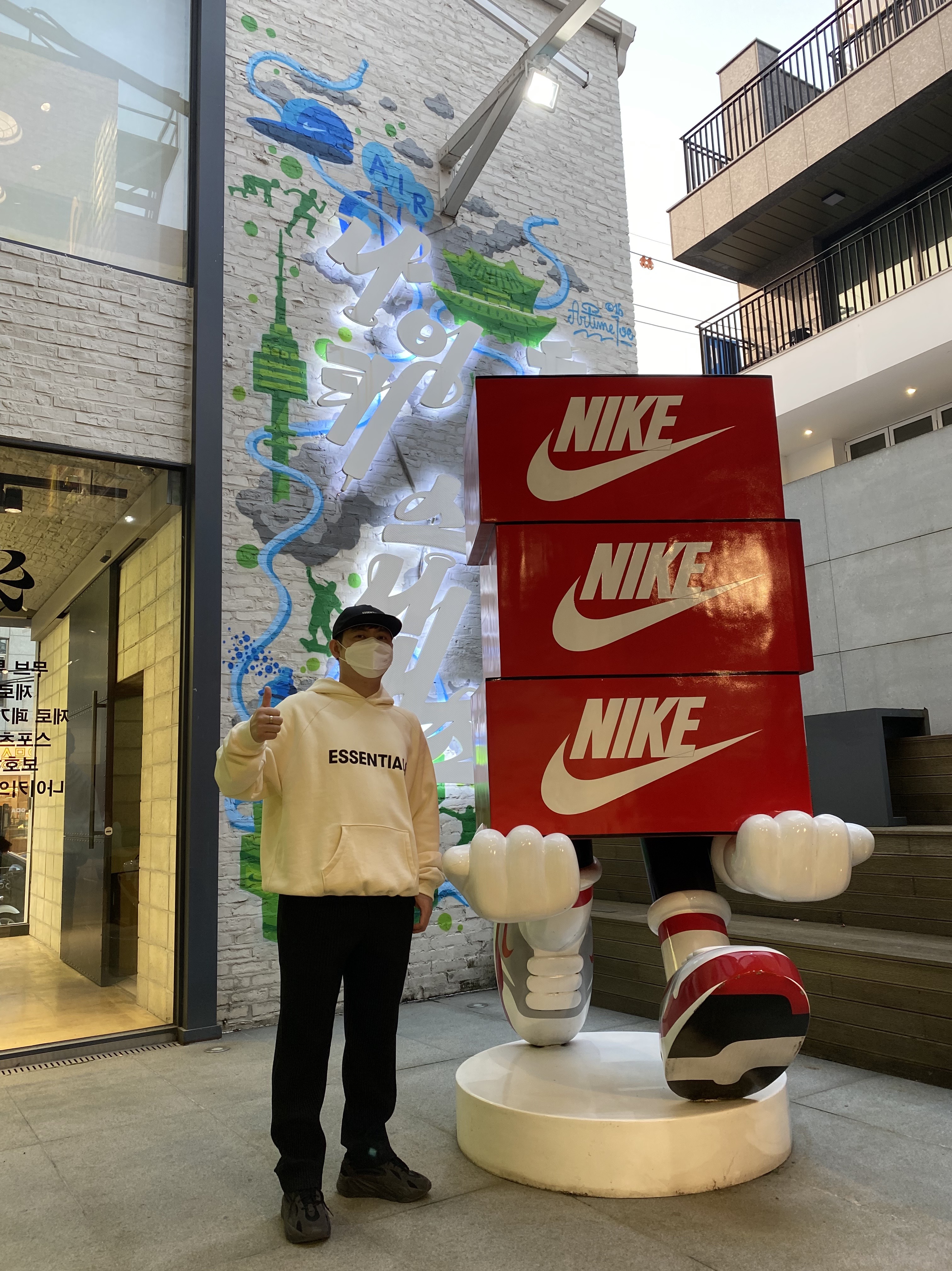 Essentials 3D Silicon Applique Pullover Hoodie Buttercream 2020, Adidas Yeezy Boost 700 V2 Vanta 2019 착용 스타일