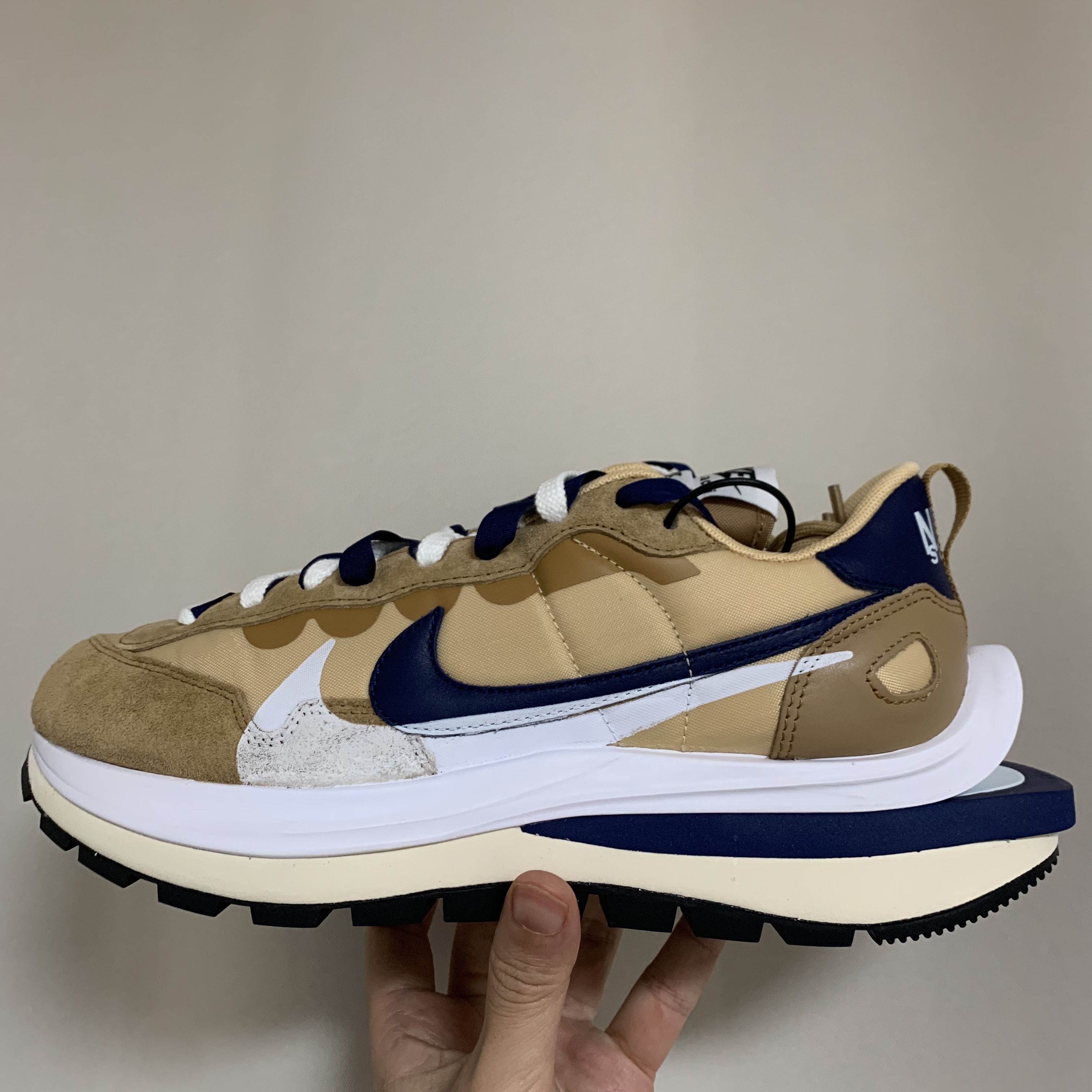 Nike x Sacai VaporWaffle Sesame and Blue Void 착용 스타일