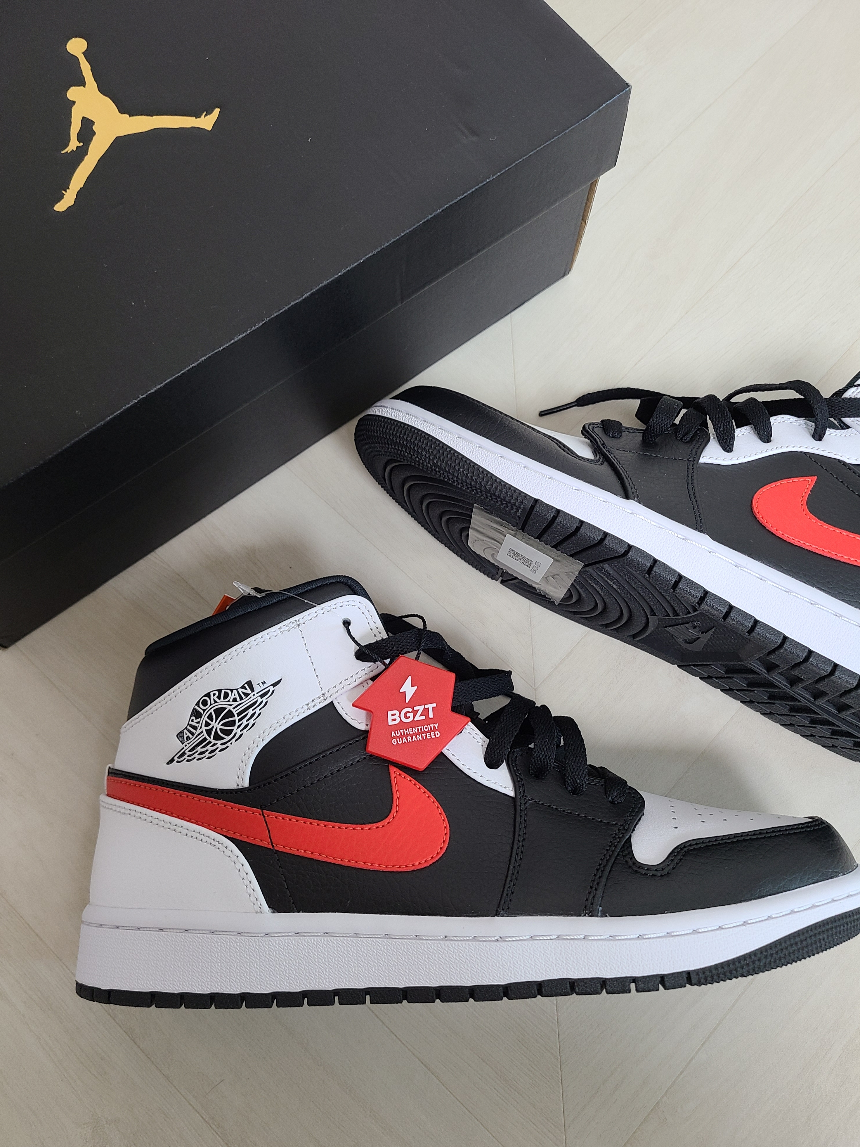 Jordan 1 Mid Black Chile Red 착용 스타일 - 2