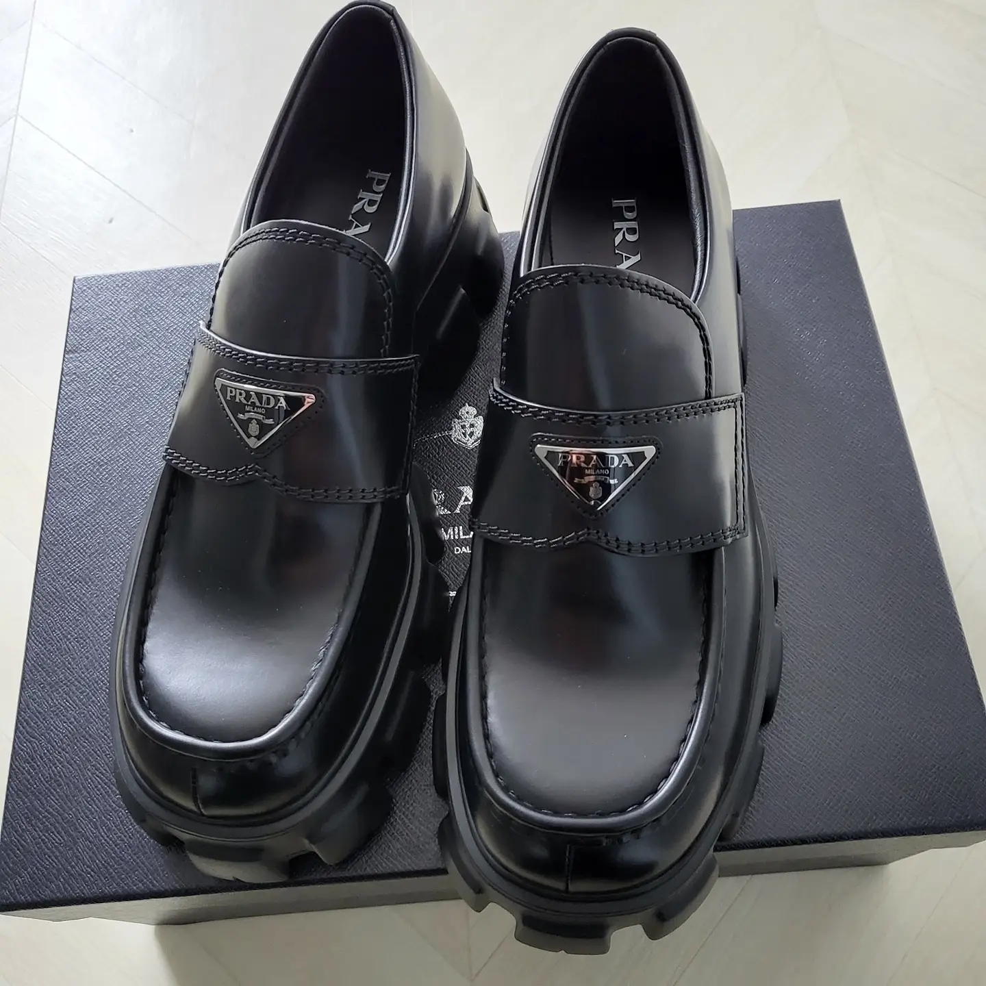 Prada Re-Nylon Bucket Hat Black 착용 스타일 - 1