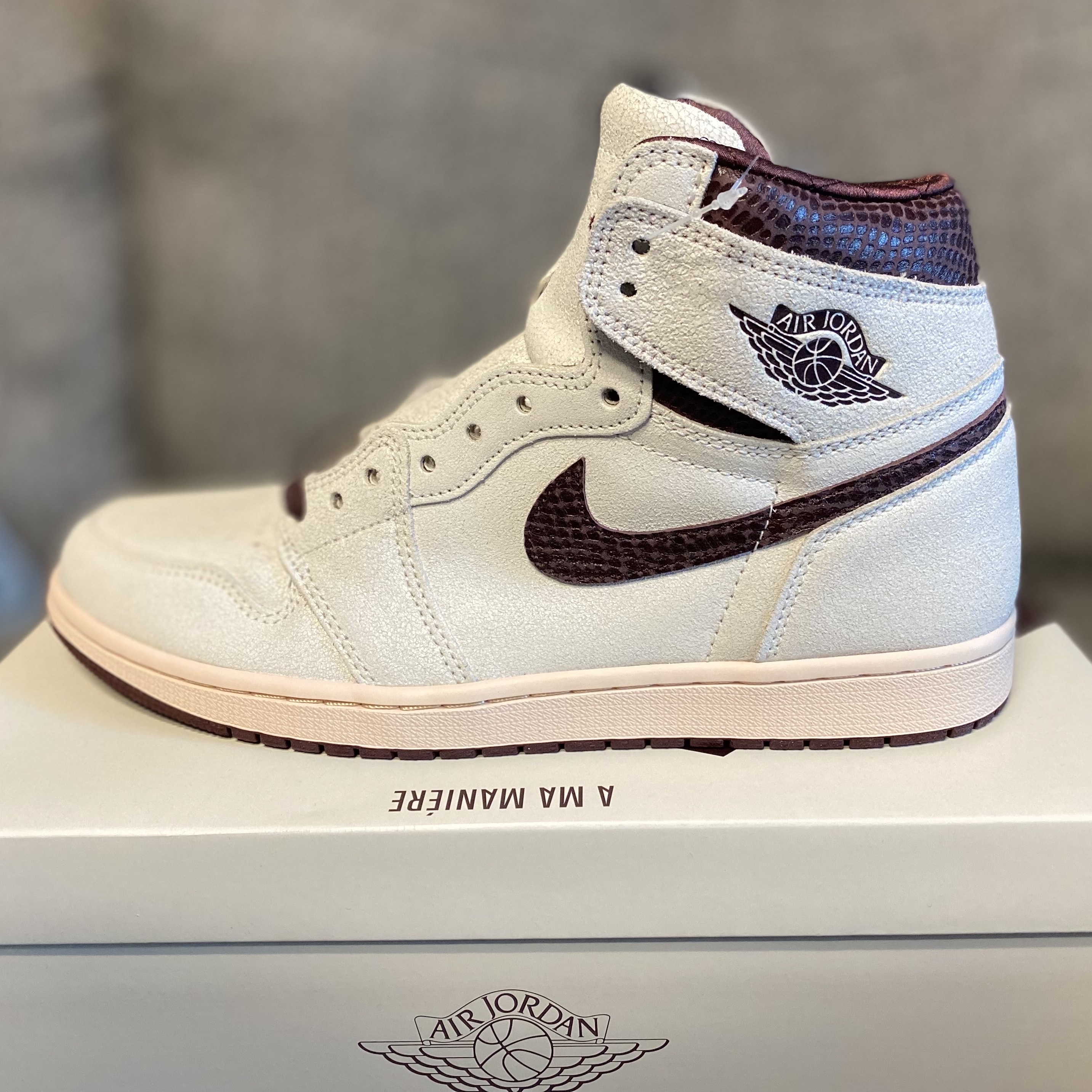 Jordan 1 x A Ma Maniere Retro High OG SP Sail and Burgundy 착용 스타일 - 2