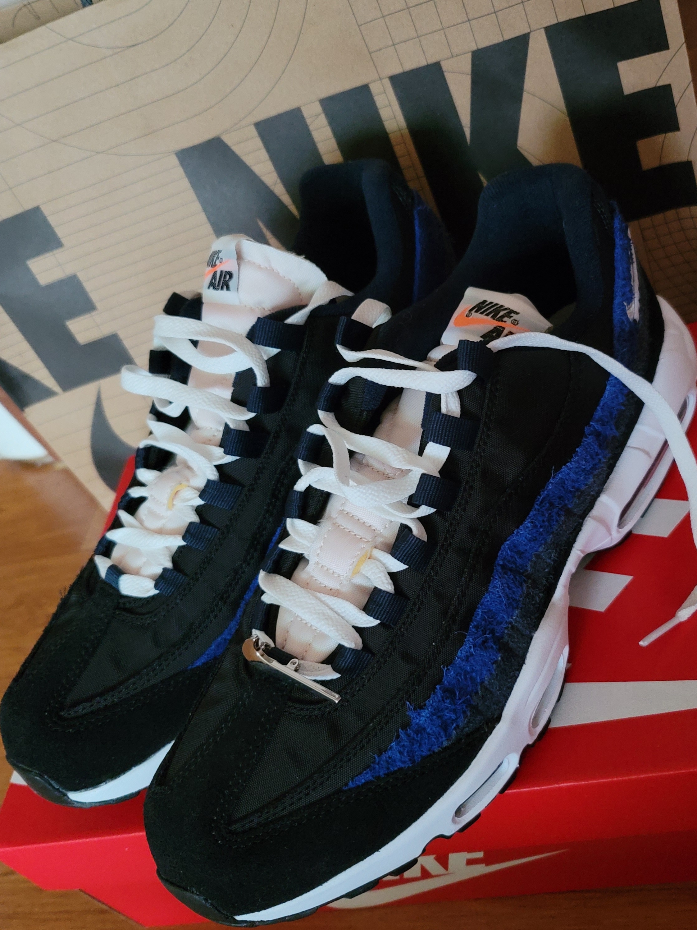 Nike Air Max 95 SE Running Club Black Deep Royal Blue 착용 스타일