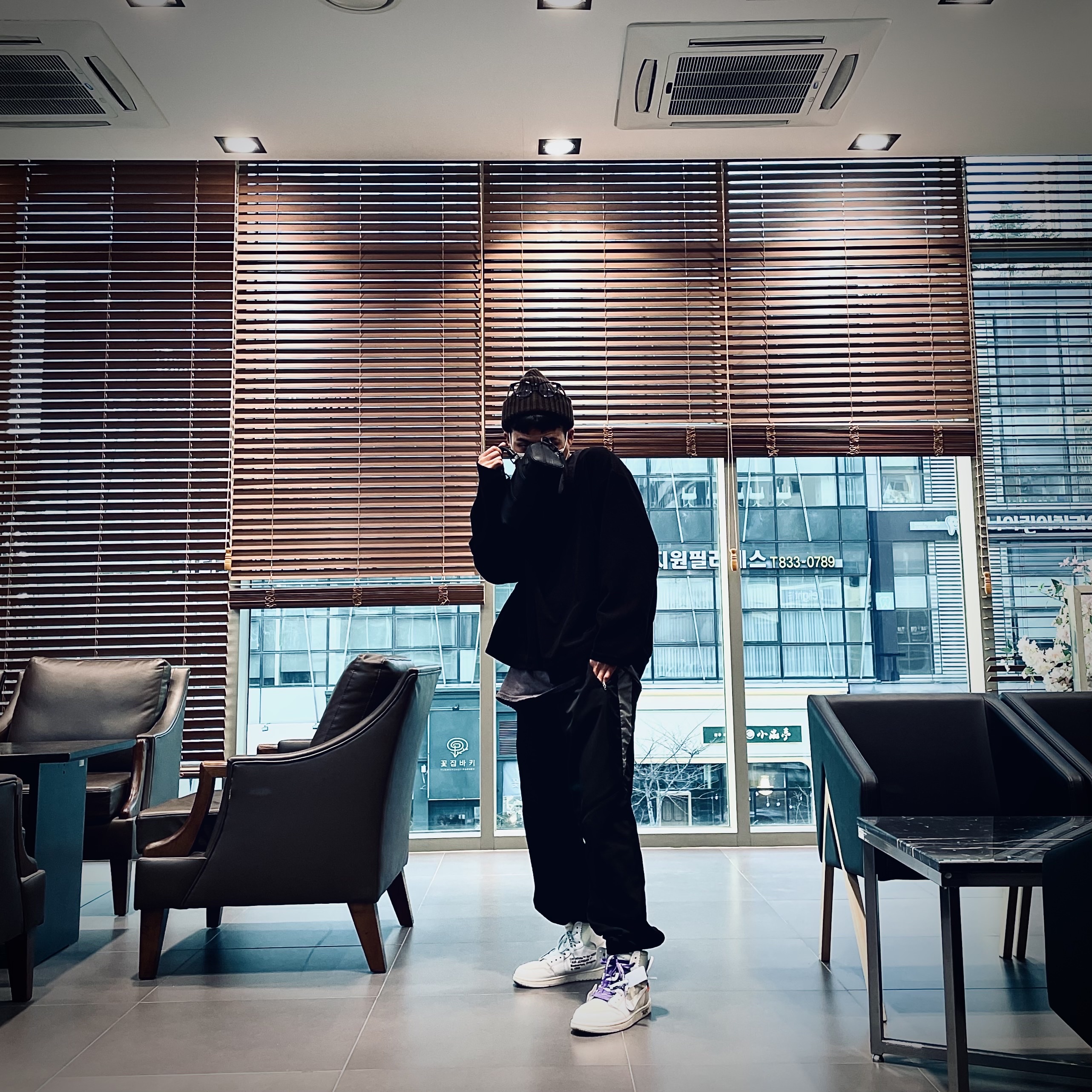 Jordan 1 x Off-White Retro High White 착용 스타일 - 1
