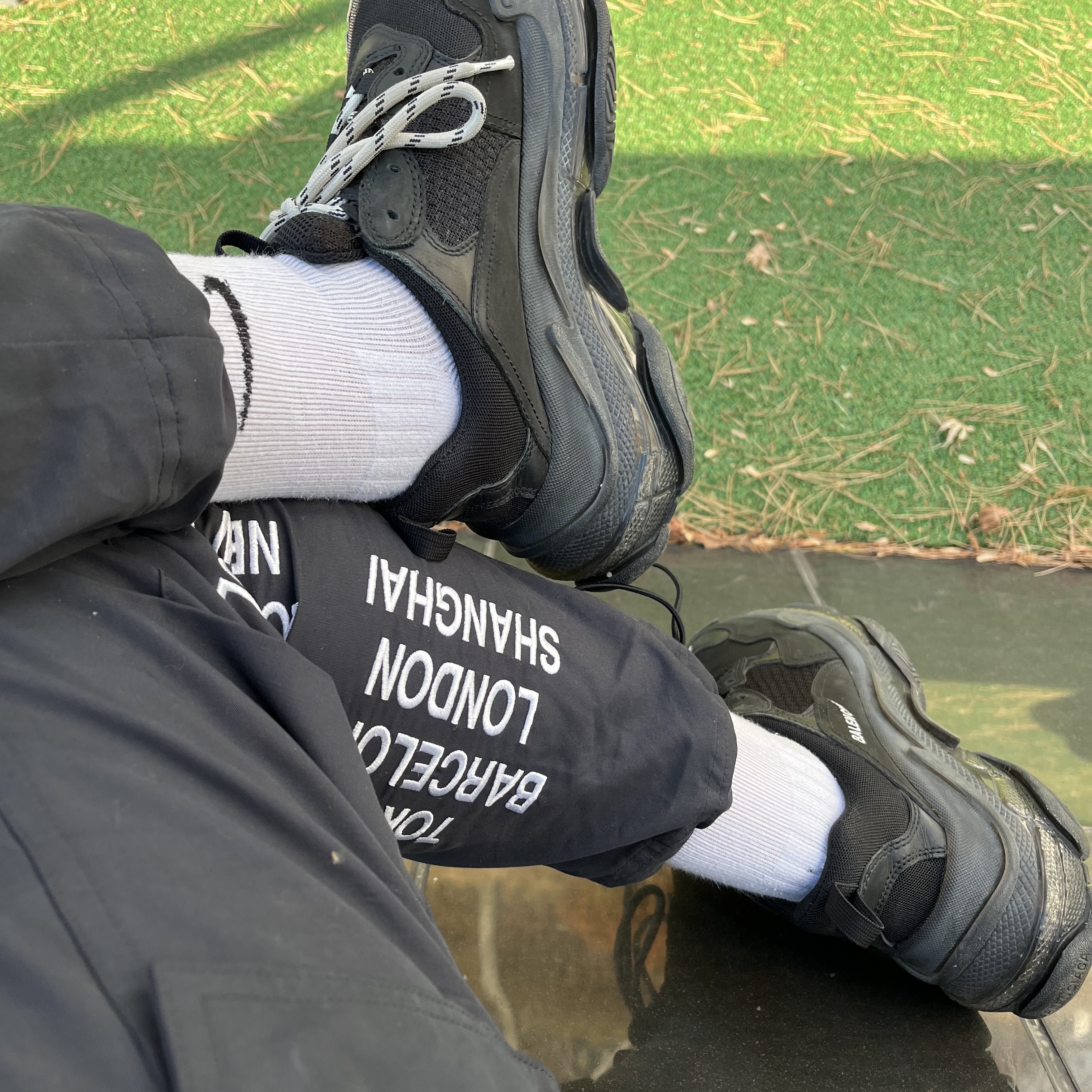 Balenciaga Triple S Black Clear Sole 2019 착용 스타일 - 1