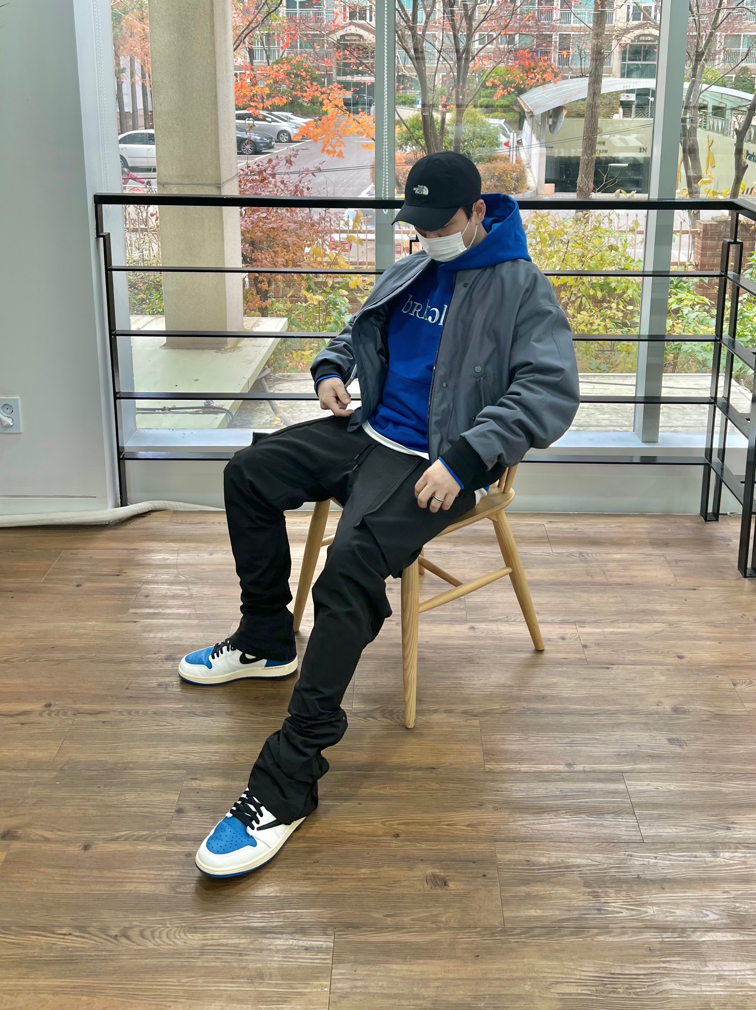 Jordan 1 x Travis Scott x Fragment Retro High OG SP Military Blue 착용 스타일 - 3