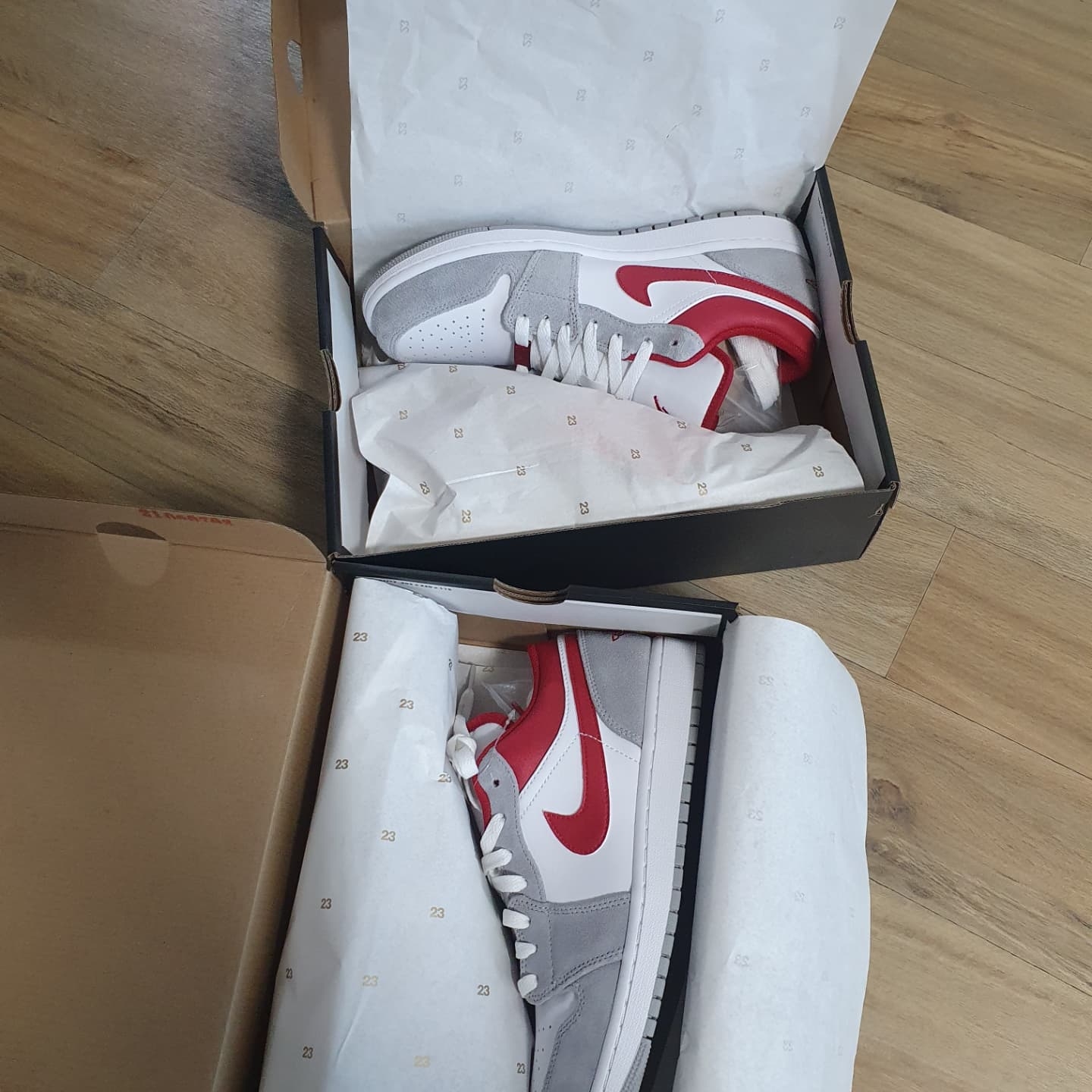 Jordan 1 Low SE Light Smoke Grey Gym Red 착용 스타일