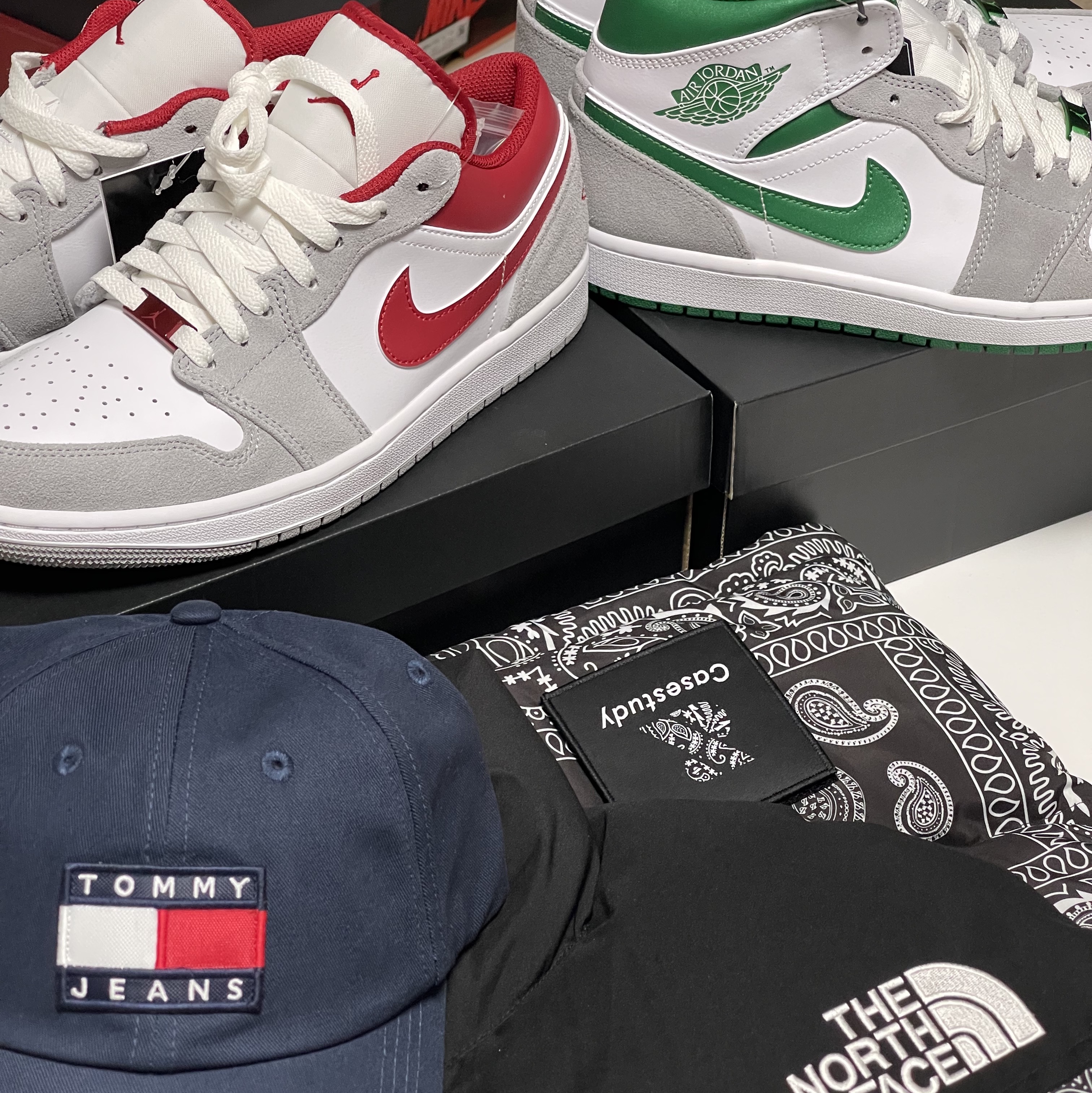 Jordan 1 Low SE Light Smoke Grey Gym Red, Jordan 1 Mid SE Pine Green Light Smoke Grey 착용 스타일