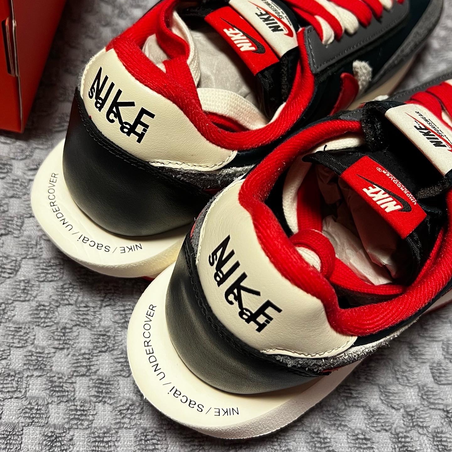 Nike x Sacai x Undercover LDWaffle Midnight Spruce University Red 착용 스타일 - 3