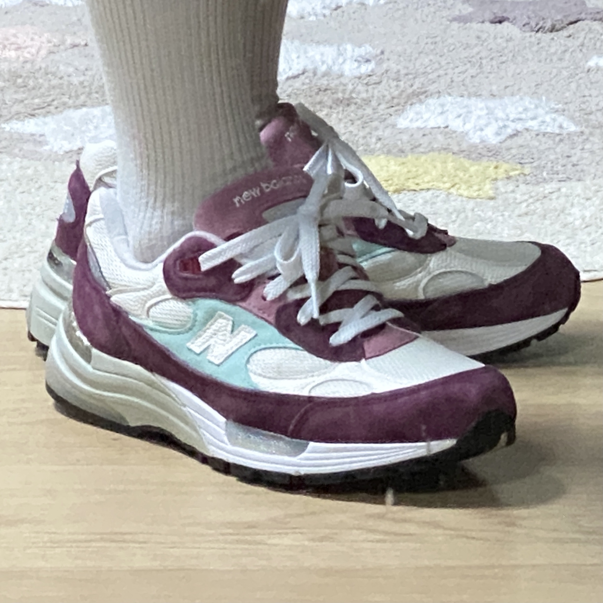 New Balance x Kith 992 Made in USA Kithmas Burgundy Reef 착용 스타일