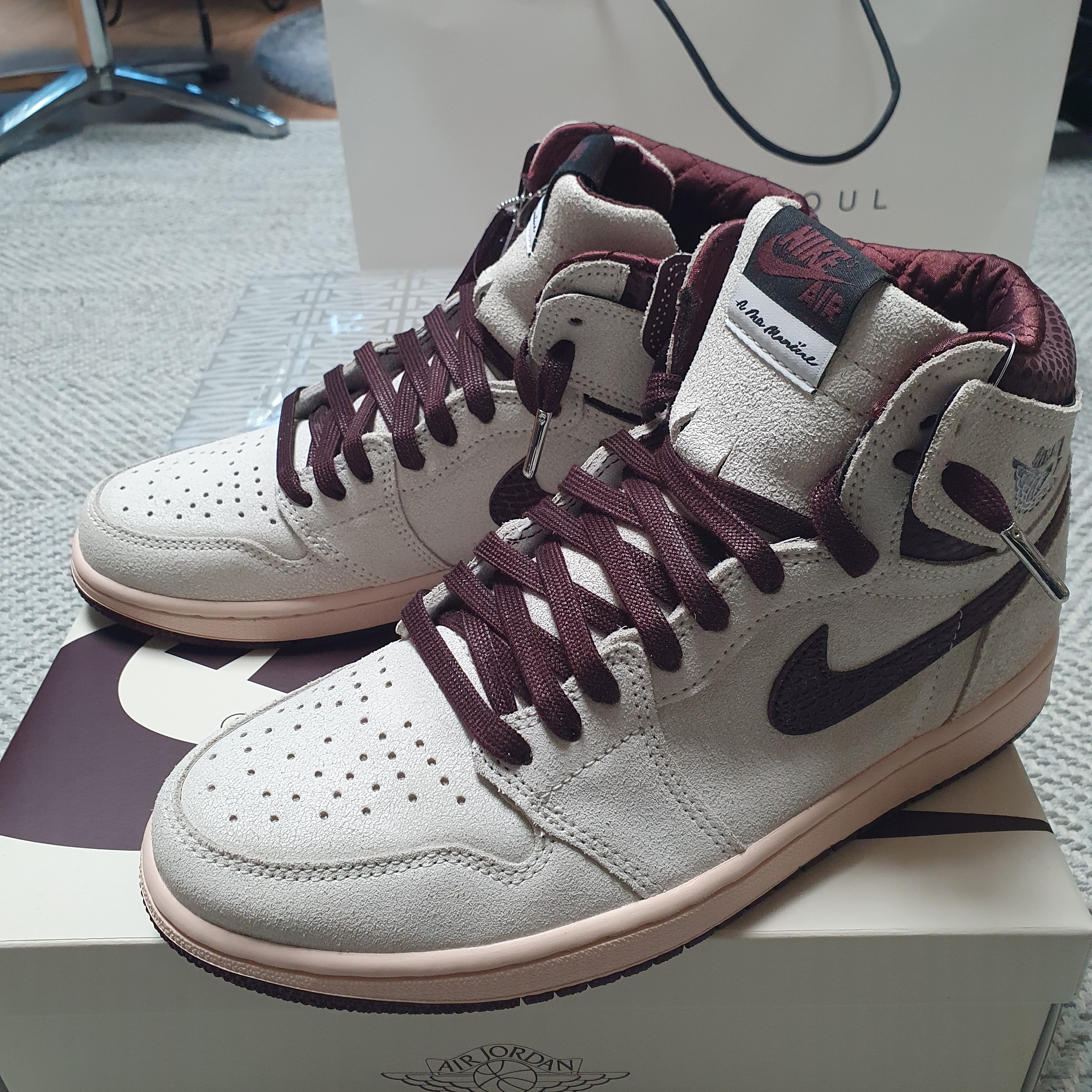 Jordan 1 x A Ma Maniere Retro High OG SP Sail and Burgundy 착용 스타일 - 1