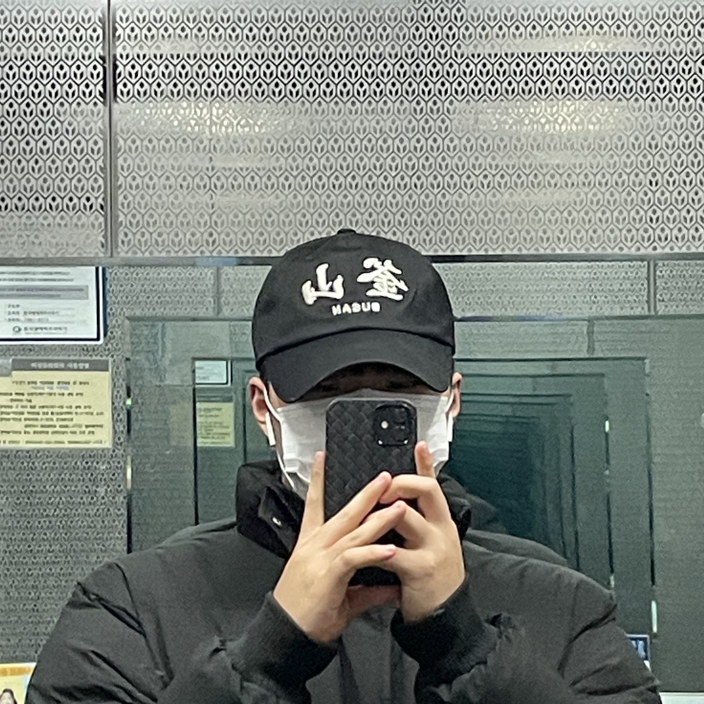 Darkr8m Studio Busan Silver Logo Cap 착용 스타일