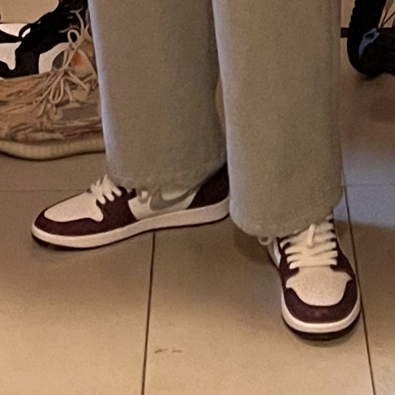 Jordan 1 Retro High OG Bordeaux, Jordan 1 Low Black Particle Grey 착용 스타일