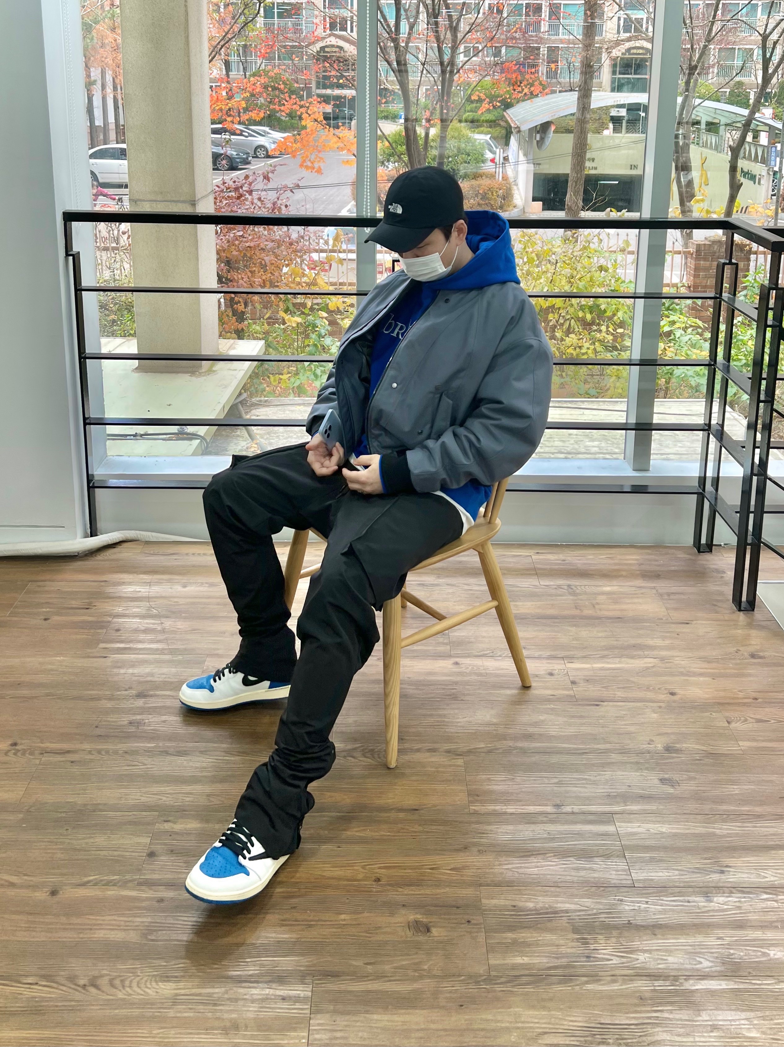 Jordan 1 x Travis Scott x Fragment Retro High OG SP Military Blue 착용 스타일 - 1