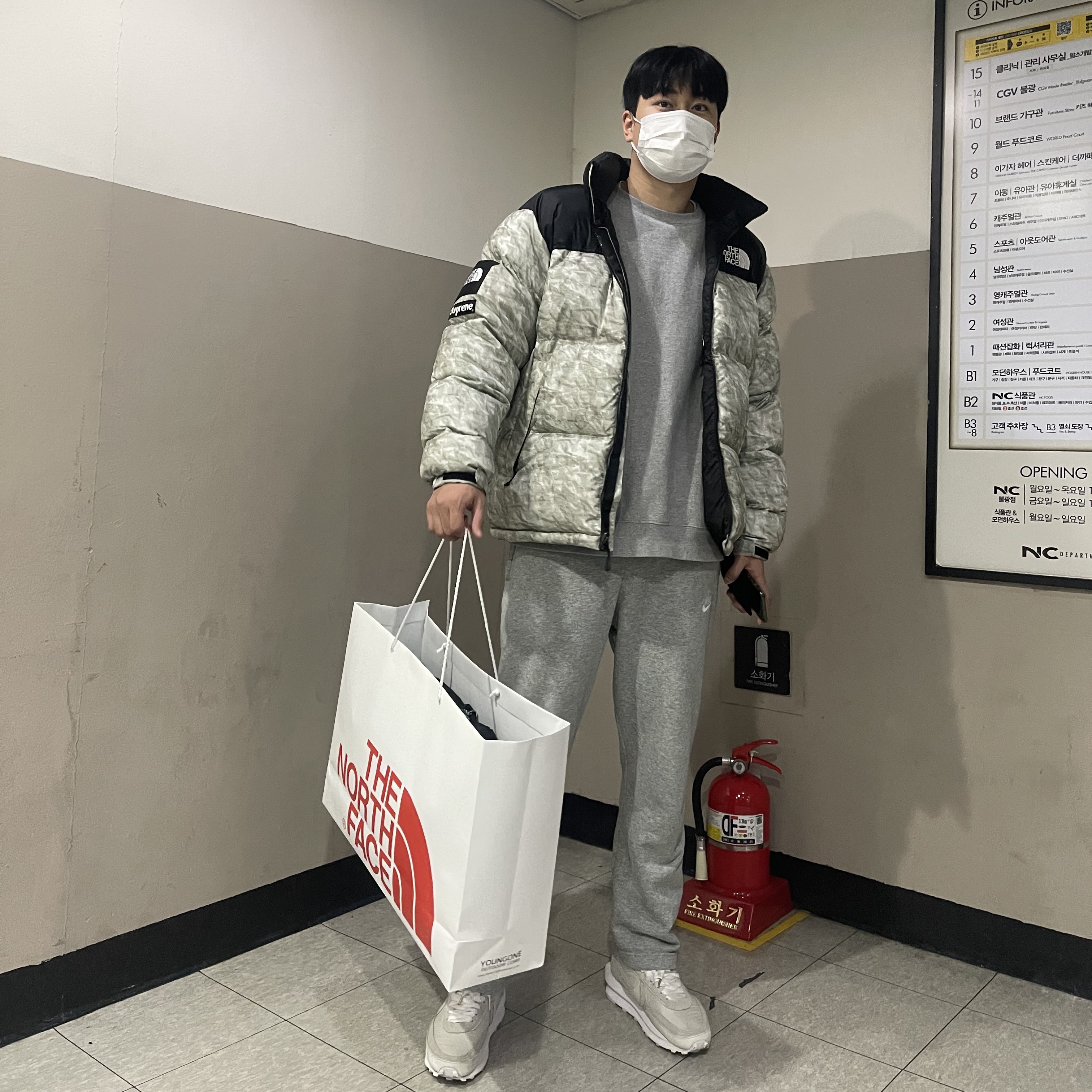 Supreme x The North Face Paper Print Nuptse Jacket - 19FW, Nike x Sacai LDWaffle White Nylon 착용 스타일