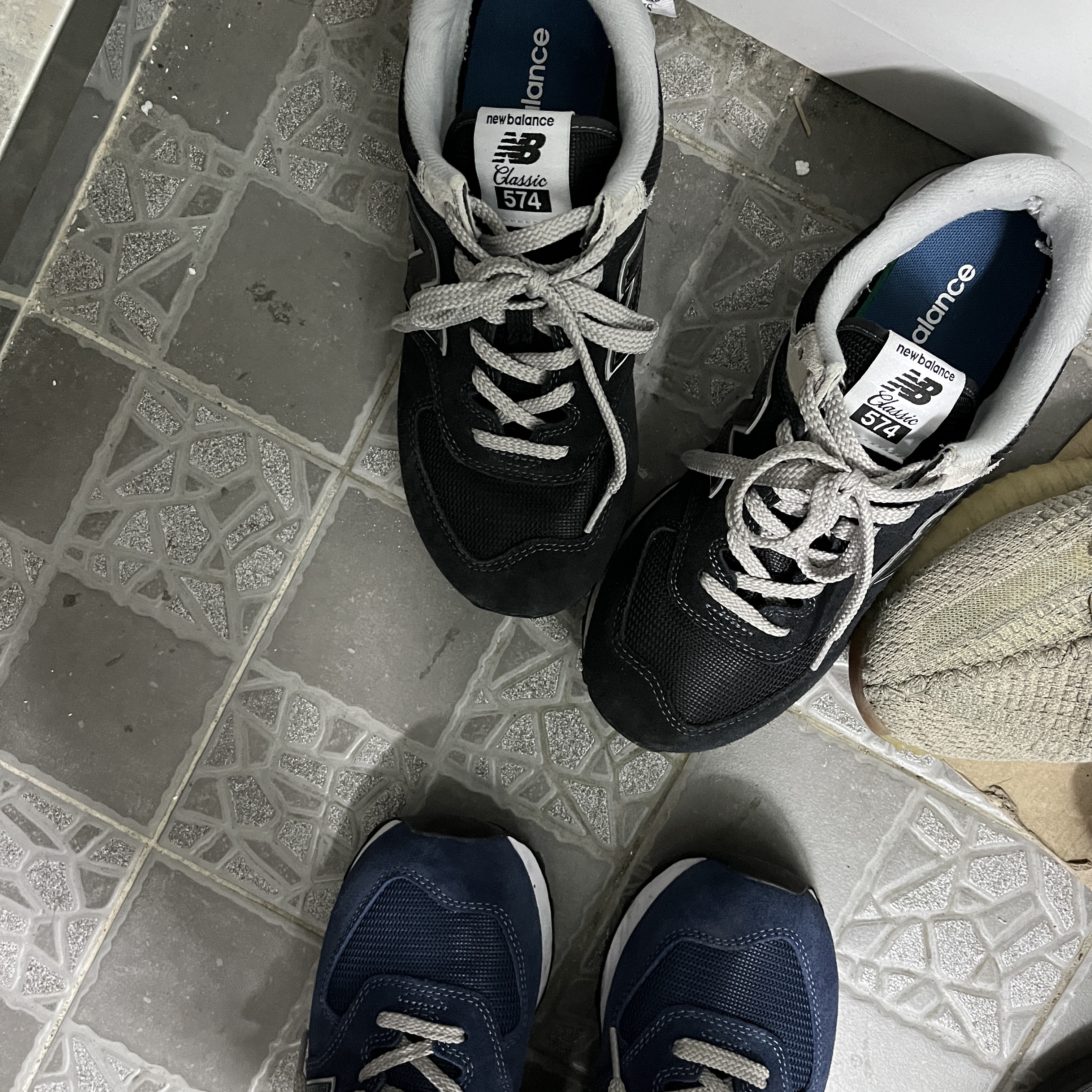 New Balance 574 Navy - D Standard, New Balance 574 Classic Black - D Standard 착용 스타일