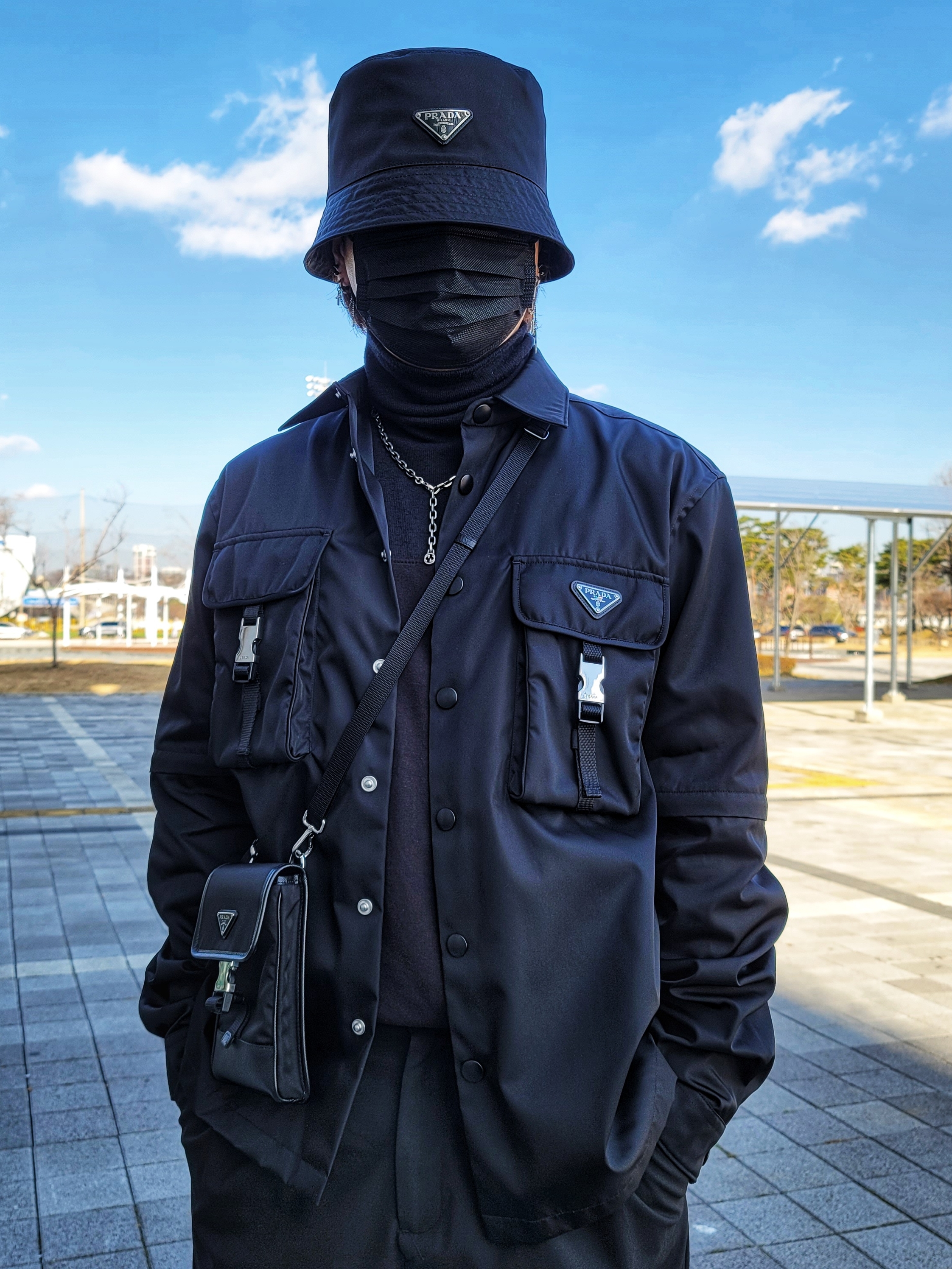 (W) Prada Re-Nylon Bucket Hat Black, Prada Re-Nylon and Saffiano Leather Smartphone Case Black 착용 스타일 - 1