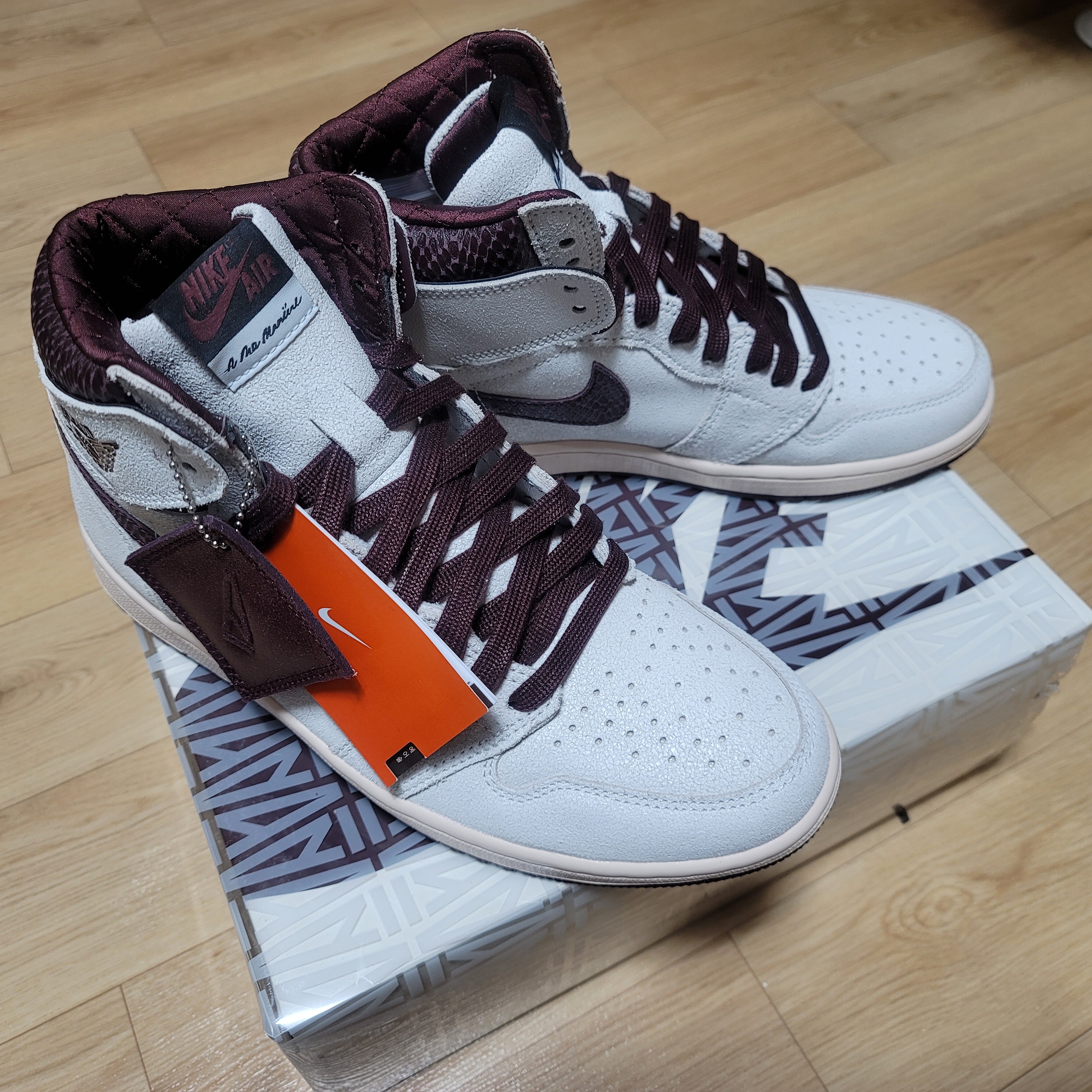 Jordan 1 x A Ma Maniere Retro High OG SP Sail and Burgundy 착용 스타일 - 3