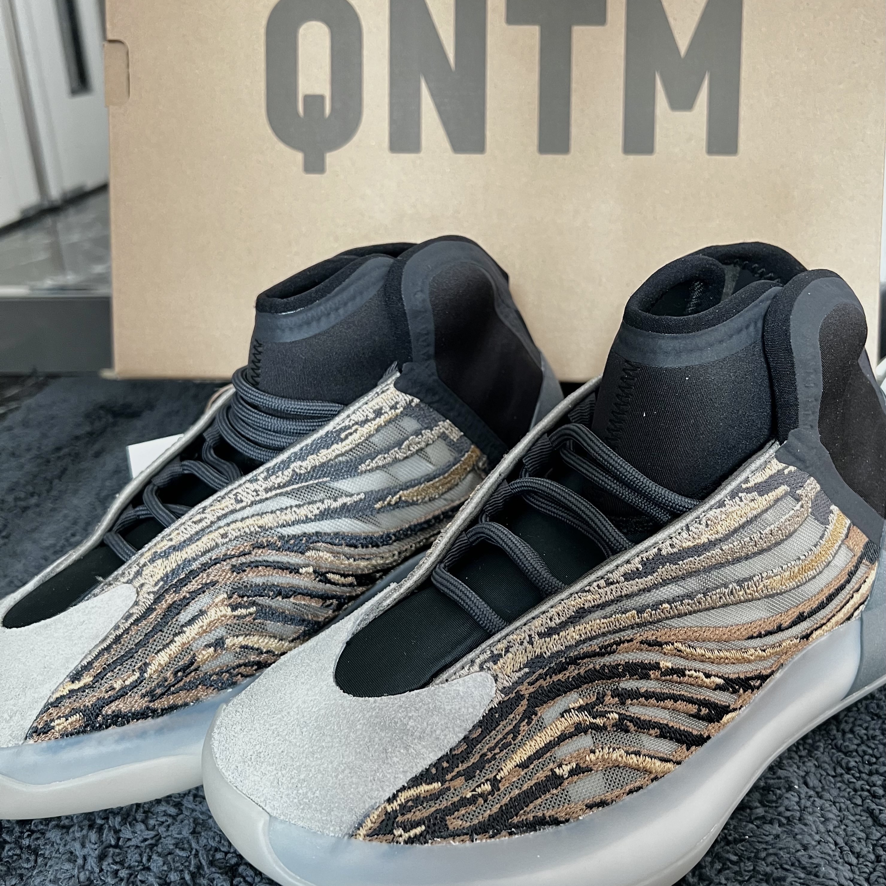Adidas Yeezy QNTM Amber Tint 착용 스타일