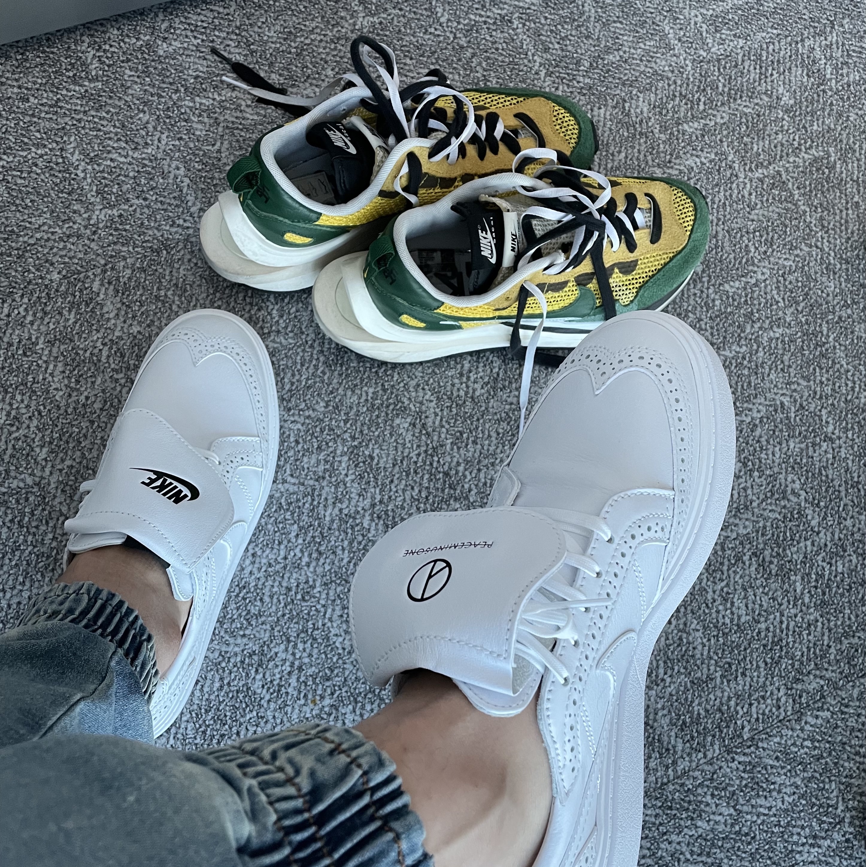 Nike x Sacai VaporWaffle Tour Yellow & Gorge Green Sail, Nike x Peaceminusone Kwondo1 White 착용 스타일 - 1