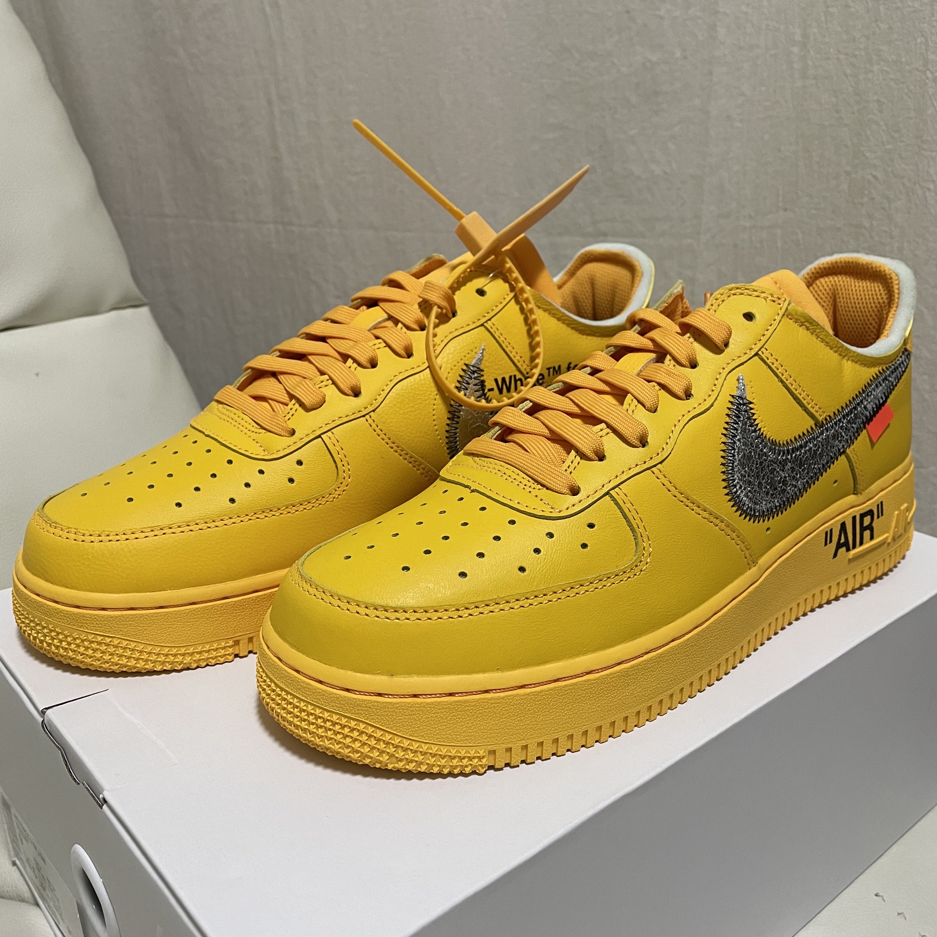 Nike x Off-White Air Force 1 '07 University Gold 착용 스타일