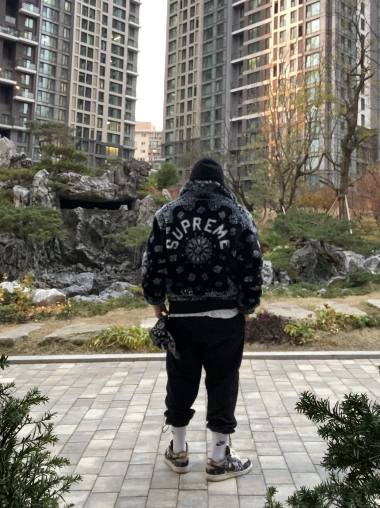 Supreme Bandana Camp Cap Black - 21SS, Supreme Bandana Faux Fur Bomber Jacket Black - 21SS 착용 스타일 - 1