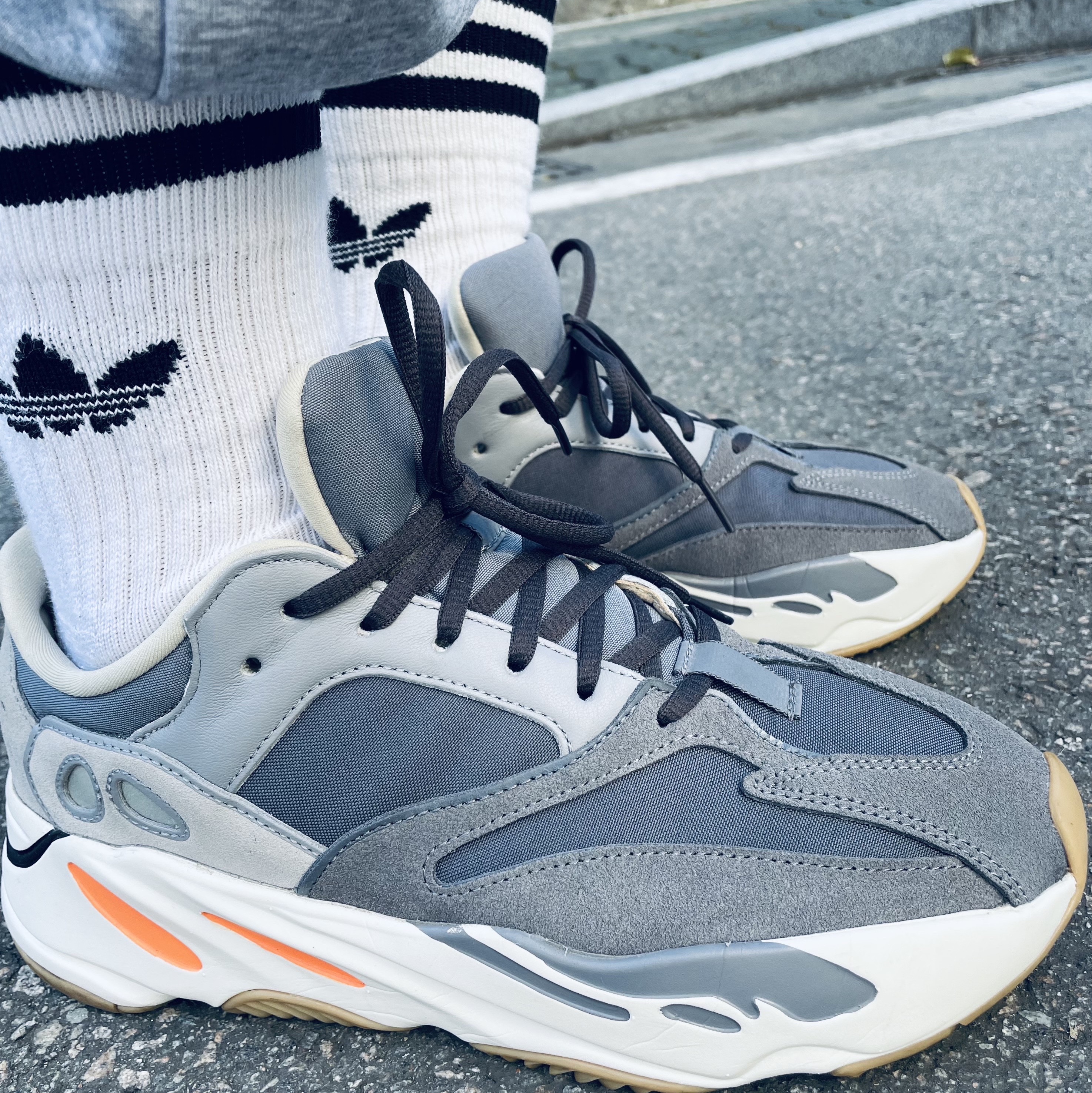 Adidas Yeezy Boost 700 Magnet 착용 스타일 - 5