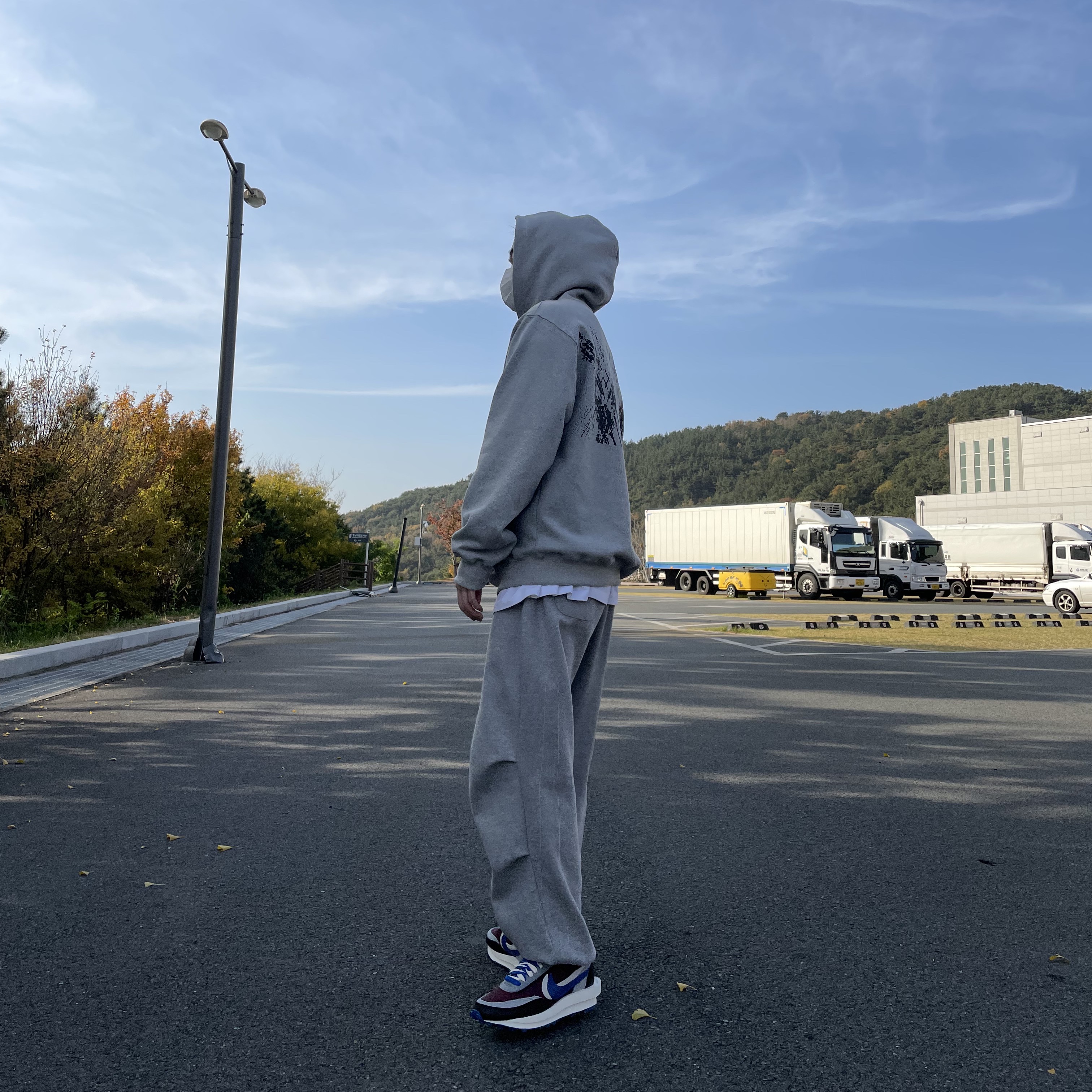 Nike x Sacai x Undercover LDWaffle Night Maroon Team Royal 착용 스타일 - 2