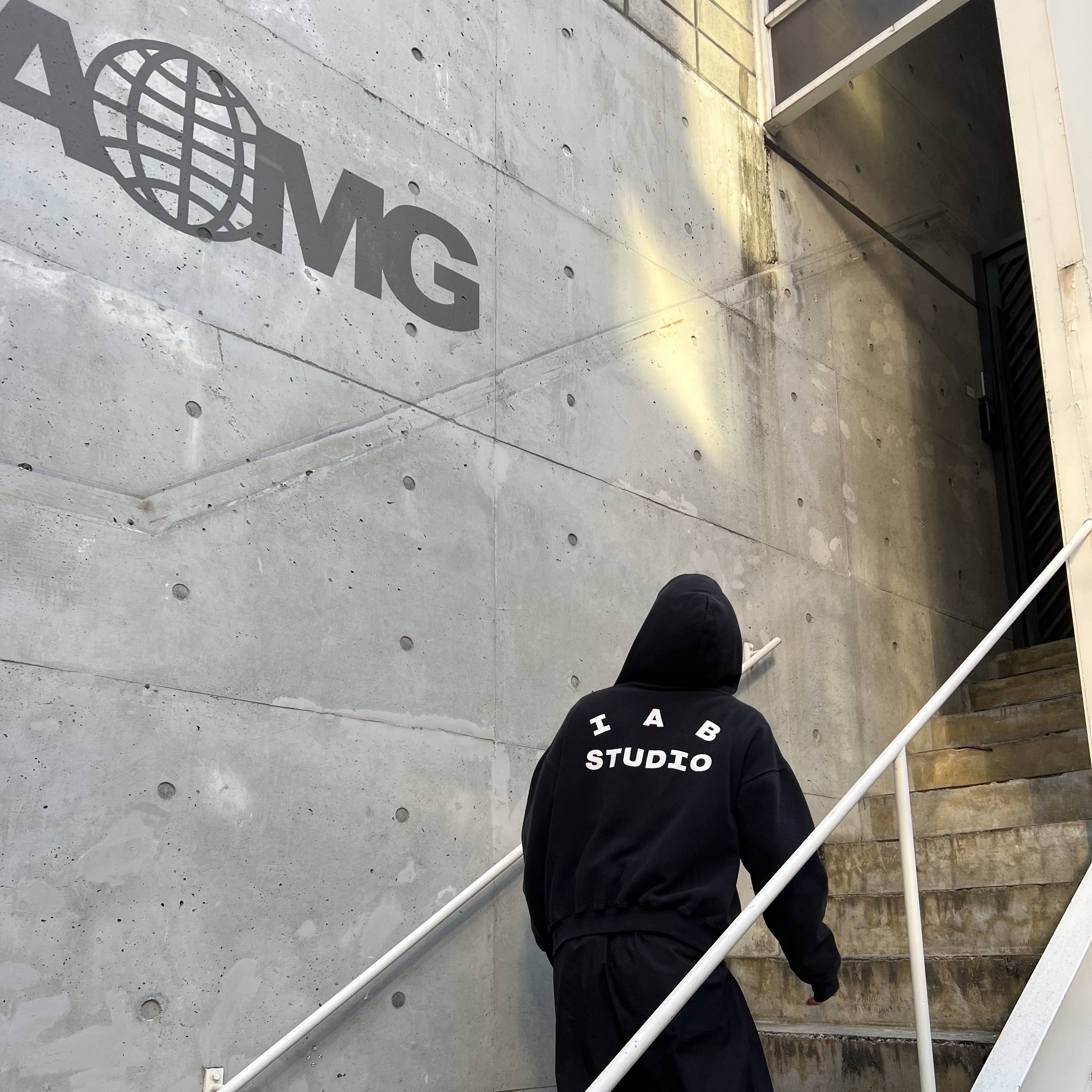 IAB Studio Hoodie Black White, Jordan 1 Mid SE ASW Black 착용 스타일 - 3