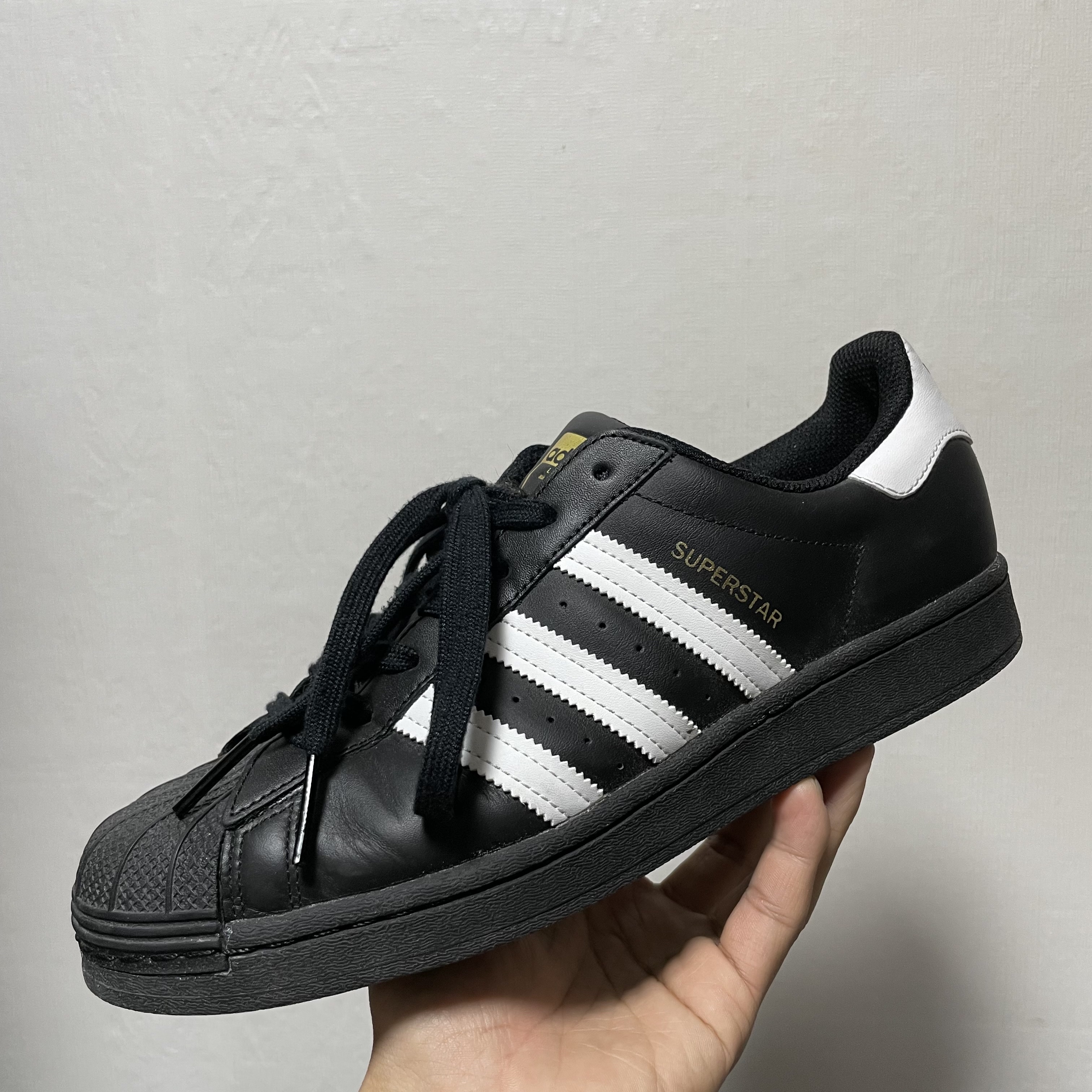 Adidas Superstar Core Black White 착용 스타일