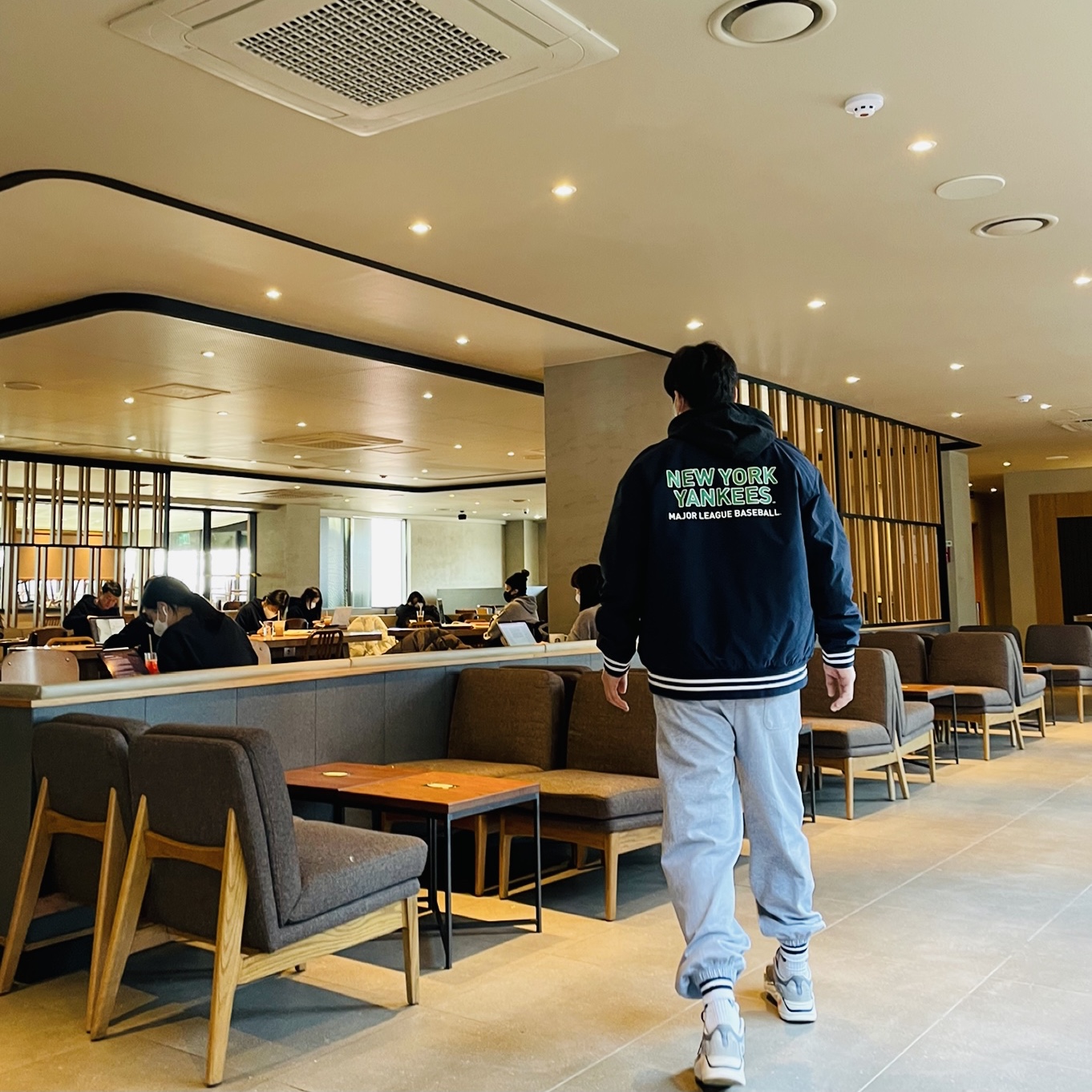 Adidas Yeezy Boost 700 Magnet 착용 스타일 - 2