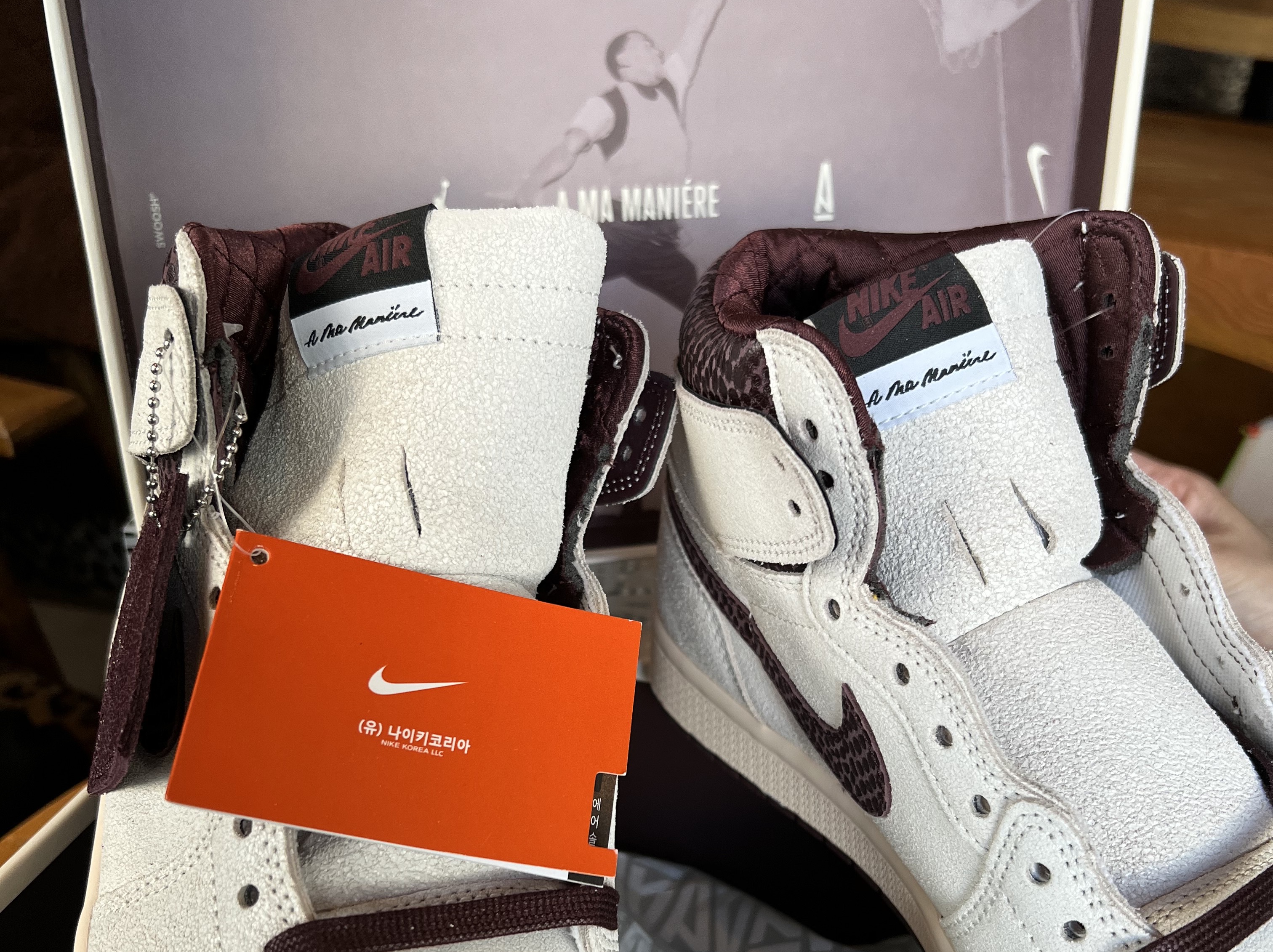 Jordan 1 x A Ma Maniere Retro High OG SP Sail and Burgundy 착용 스타일 - 1