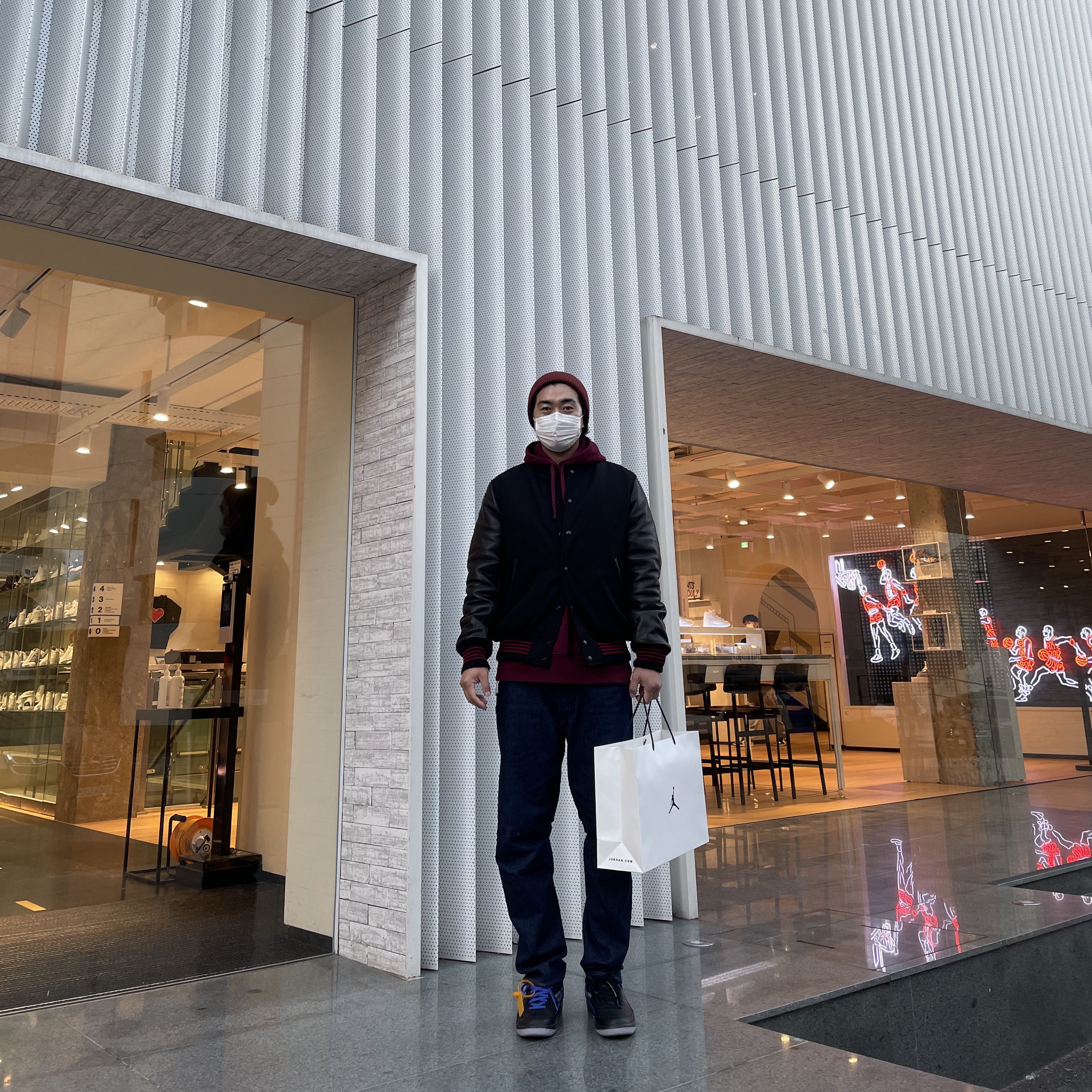 Jordan 2 x Off-White Retro Low SP Black and Varsity Royal 착용 스타일