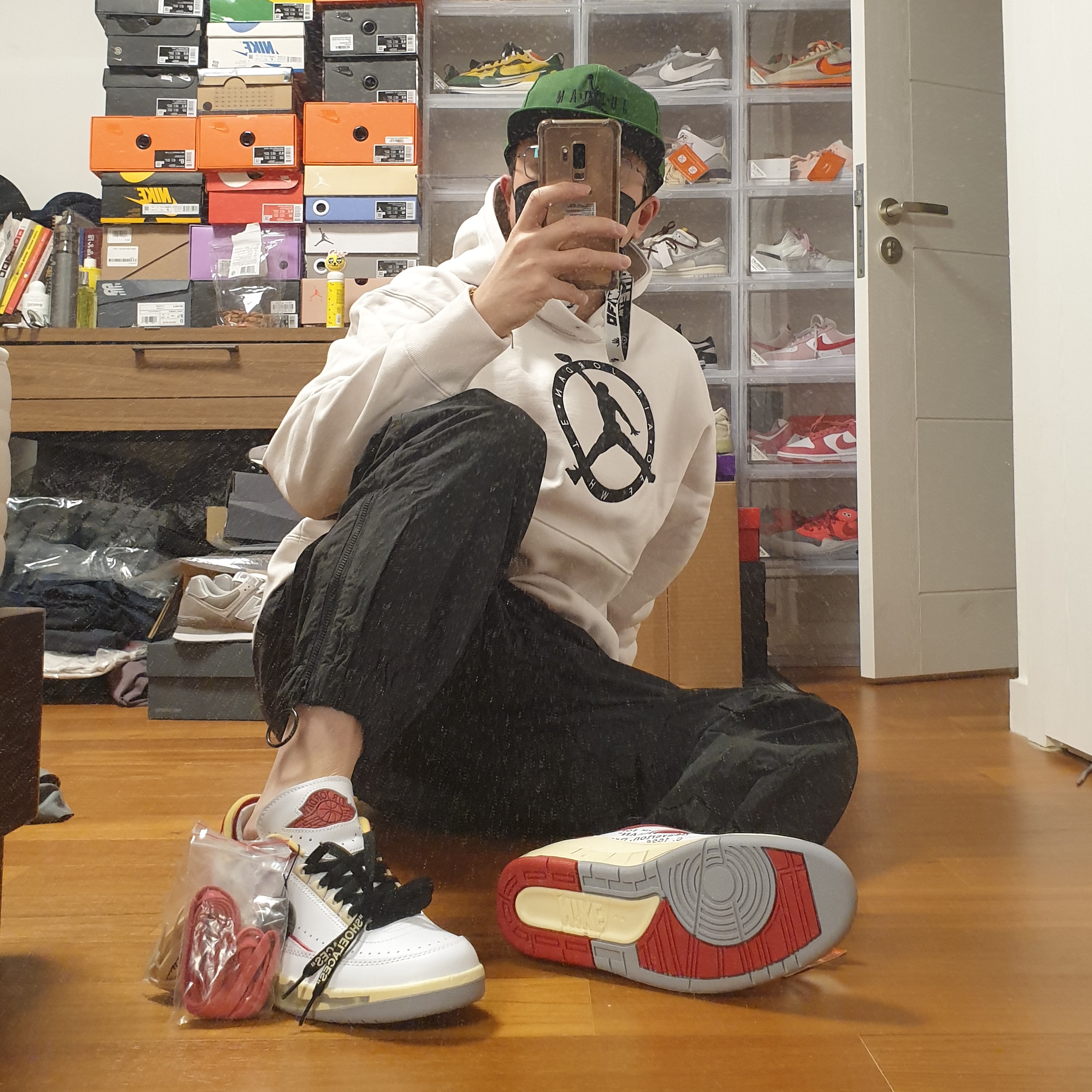 Jordan 2 x Off-White Retro Low SP White and Varsity Red, Jordan x Off-White Pro Jumpman Air Cap Forest Green 착용 스타일 - 3