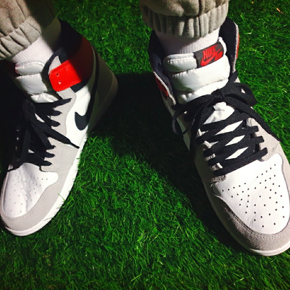 Jordan 1 Retro High OG Light Smoke Grey 착용 스타일 - 4