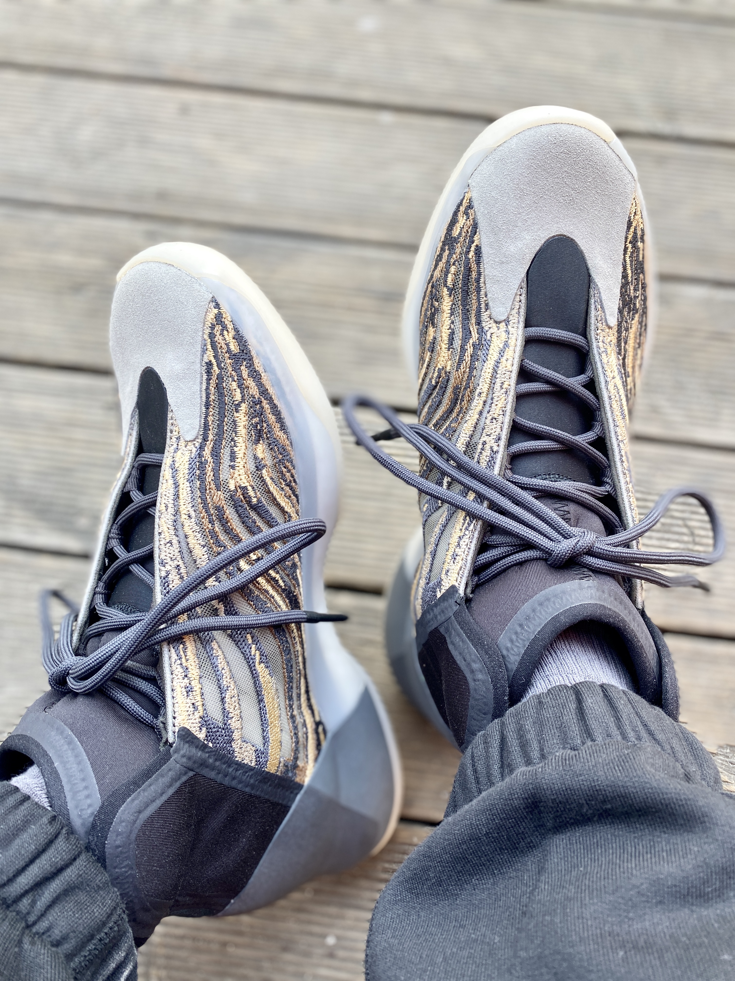 Adidas Yeezy QNTM Amber Tint 착용 스타일