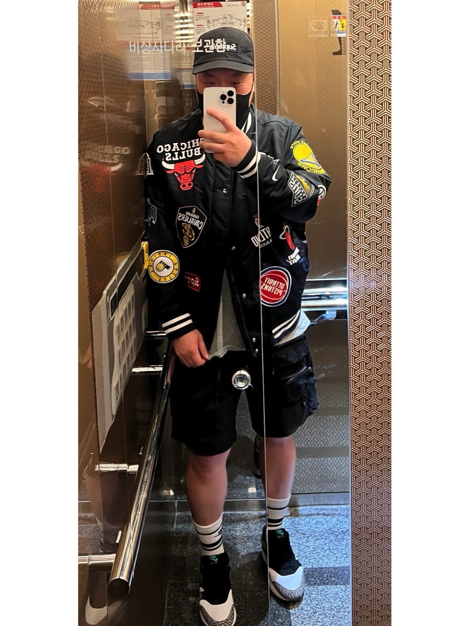 Supreme x Nike NBA Teams Warm-Up Jacket Black - 18SS, NIke x Atmos Air Max 1 Elephant 2017 착용 스타일