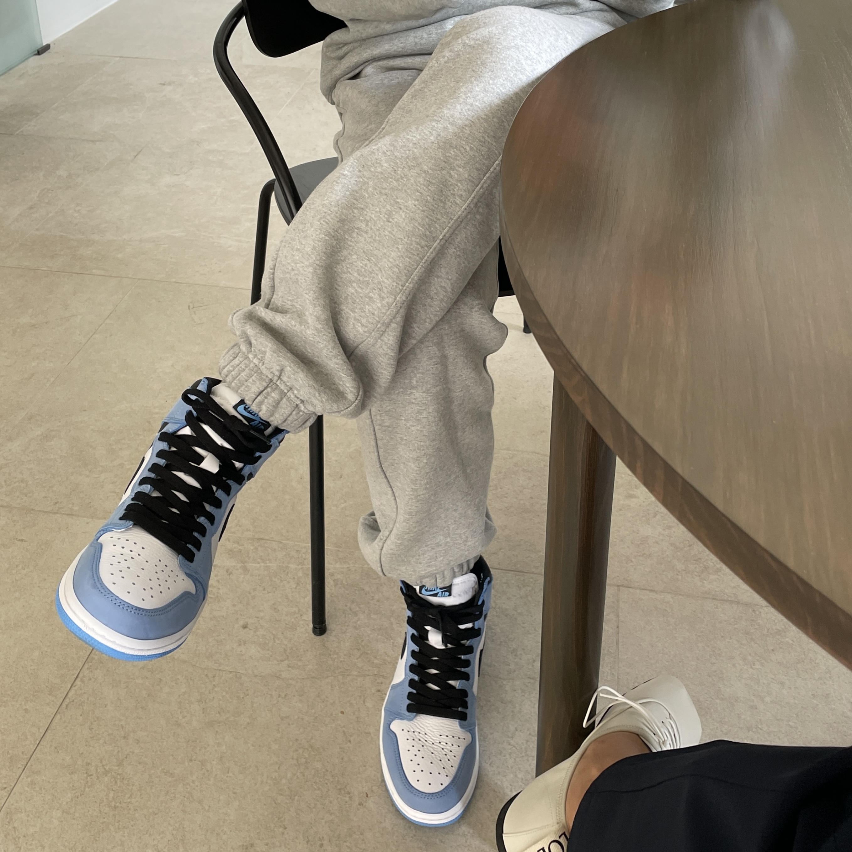 Jordan 1 Retro High OG University Blue 착용 스타일 - 1