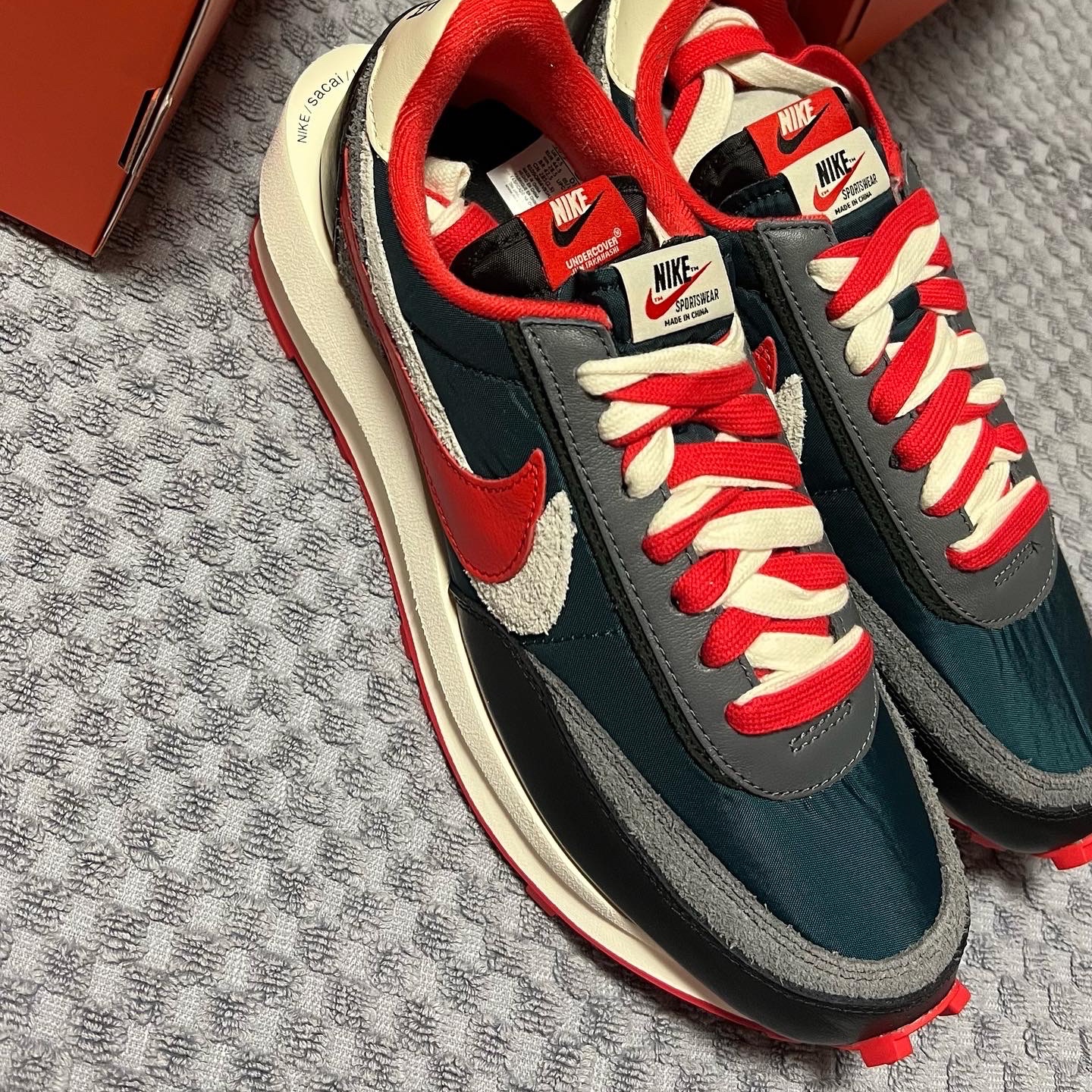Nike x Sacai x Undercover LDWaffle Midnight Spruce University Red 착용 스타일 - 1