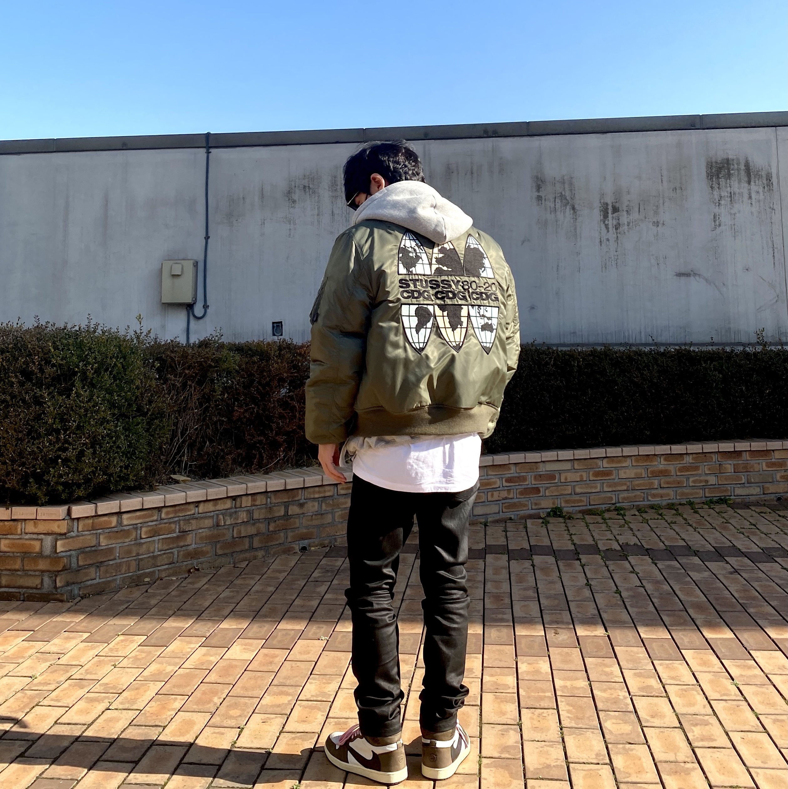 Jordan 1 x Travis Scott Retro High OG SP Mocha, Stussy x CDG MA-1 Jacket Olive 착용 스타일