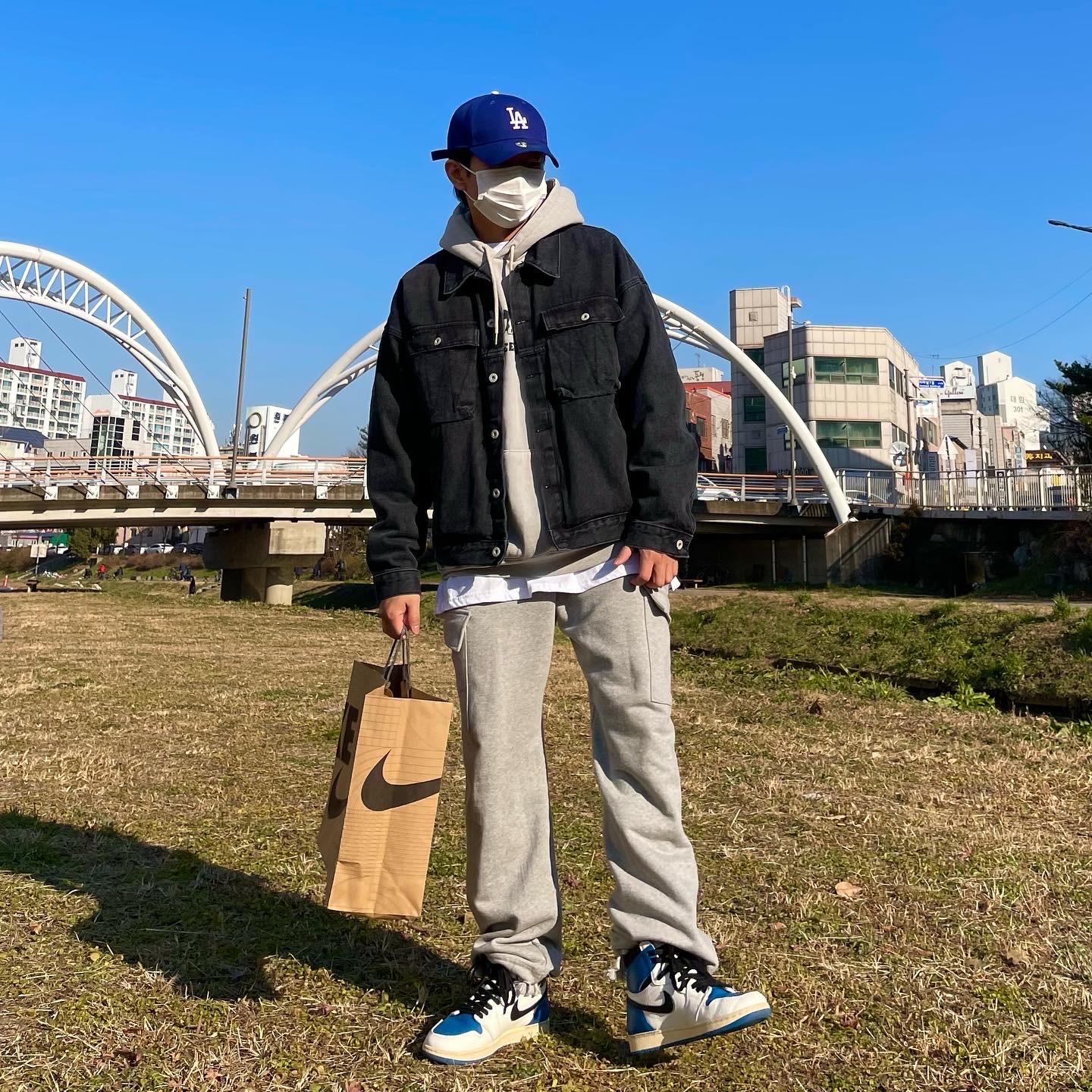Jordan 1 x Travis Scott x Fragment Retro High OG SP Military Blue 착용 스타일 - 2