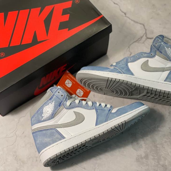Jordan 1 Retro High OG Hyper Royal 착용 스타일 - 1