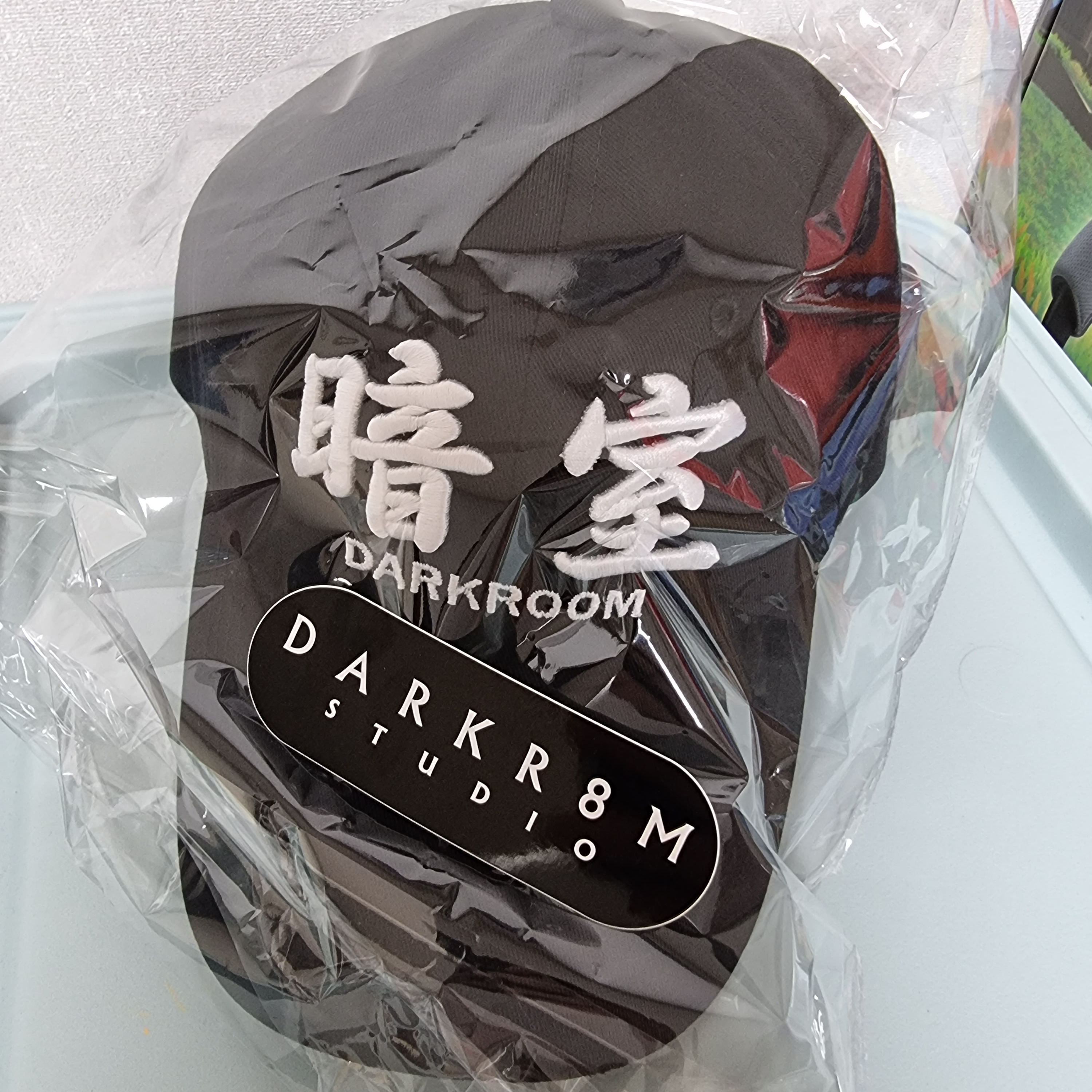 Darkr8m Studio White Logo Cap 착용 스타일