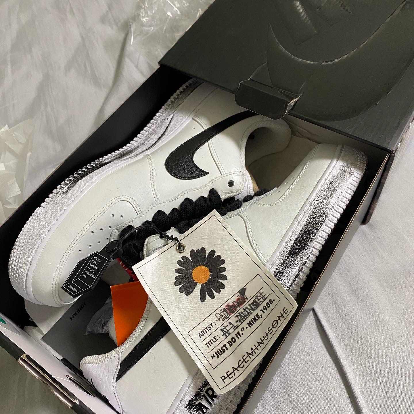 (W) Jordan 1 Mid Wolf Grey, Nike x Peaceminusone Air Force 1 Low Para-Noise 2.0 착용 스타일 - 2