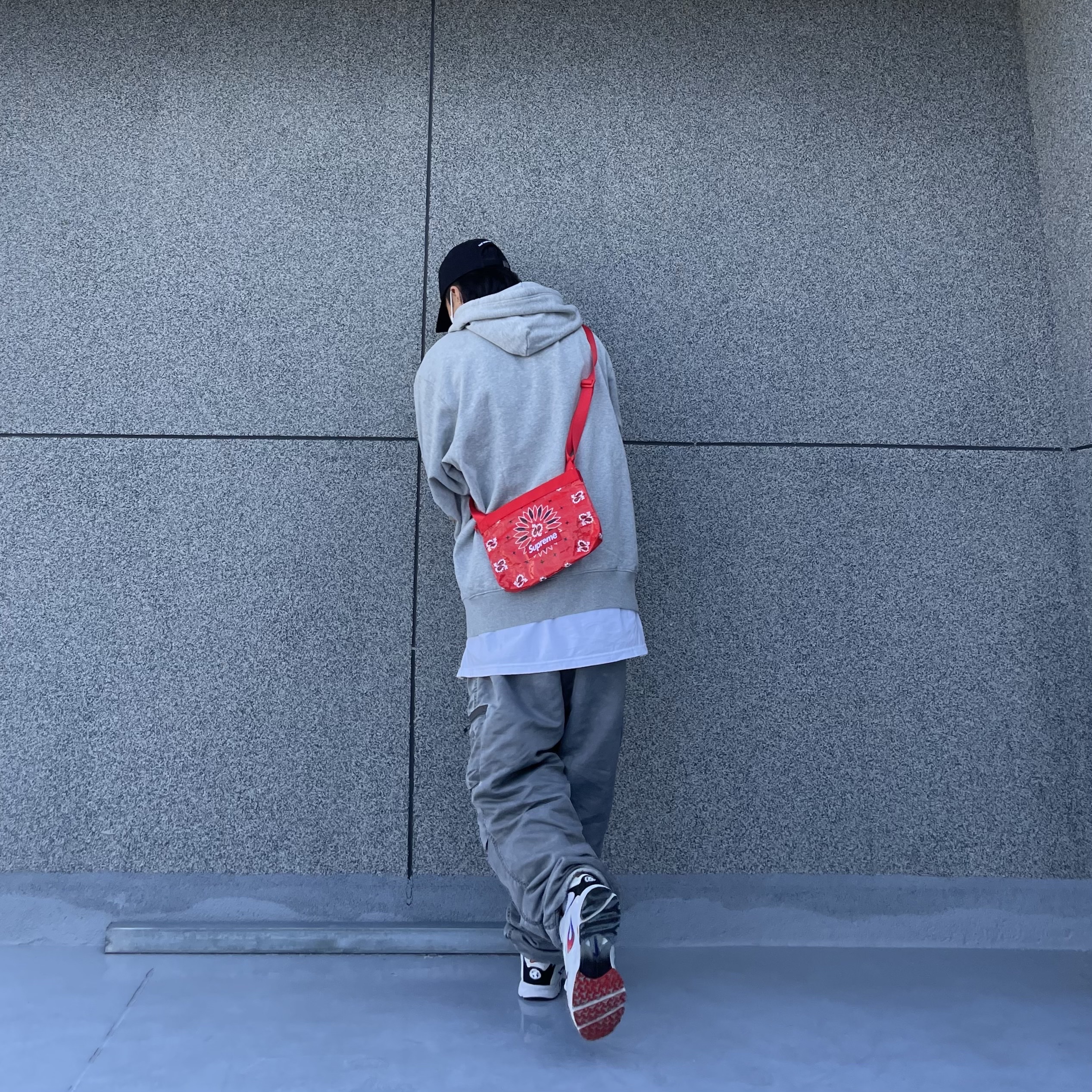 Nike x Supreme Zoom Streak Spectrum Plus White, Supreme Bandana Tarp Side Bag Red - 21SS 착용 스타일 - 2