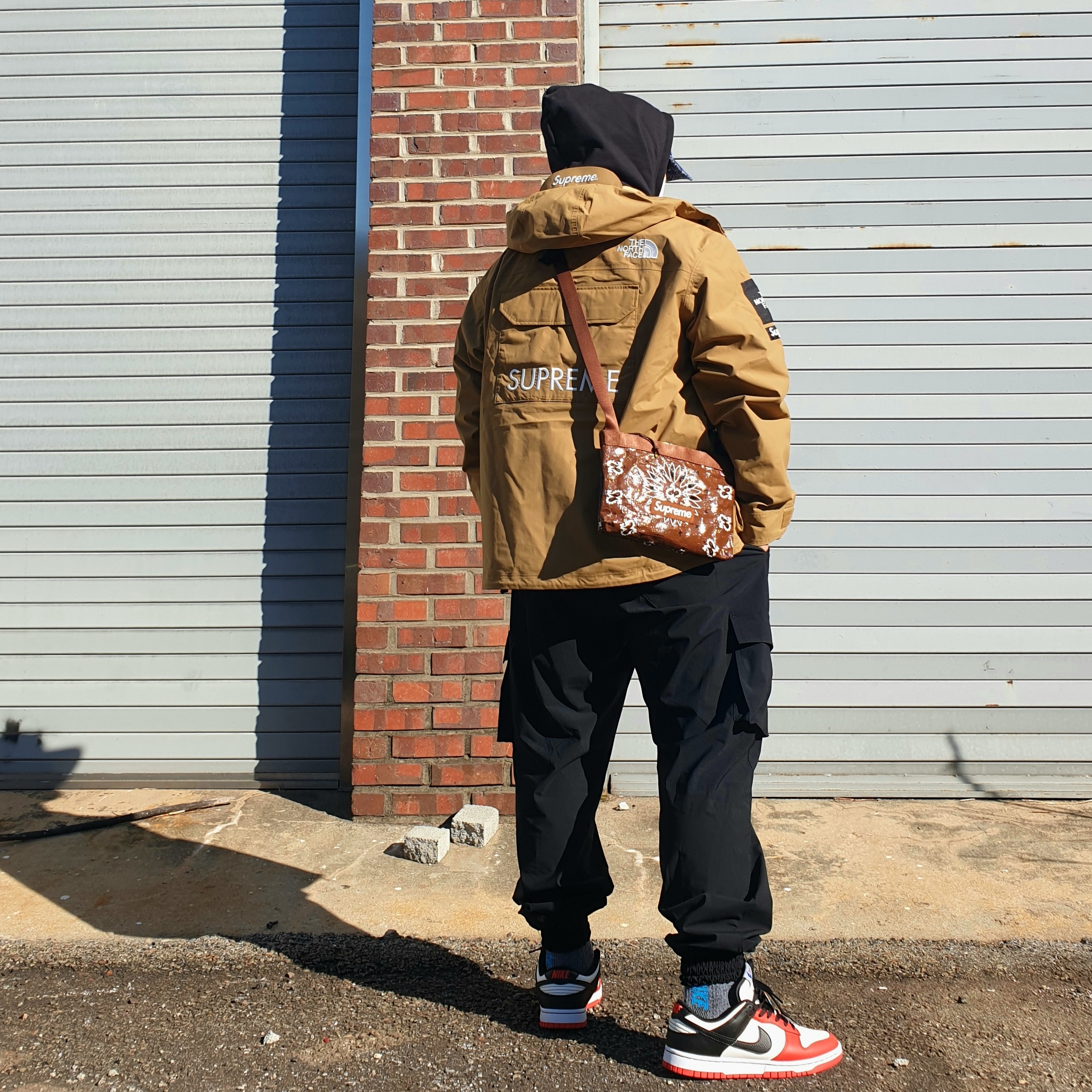 Supreme Bandana Tarp Side Bag Brown - 21SS, Supreme x The North Face Cargo Jacket Gold - 20SS 착용 스타일