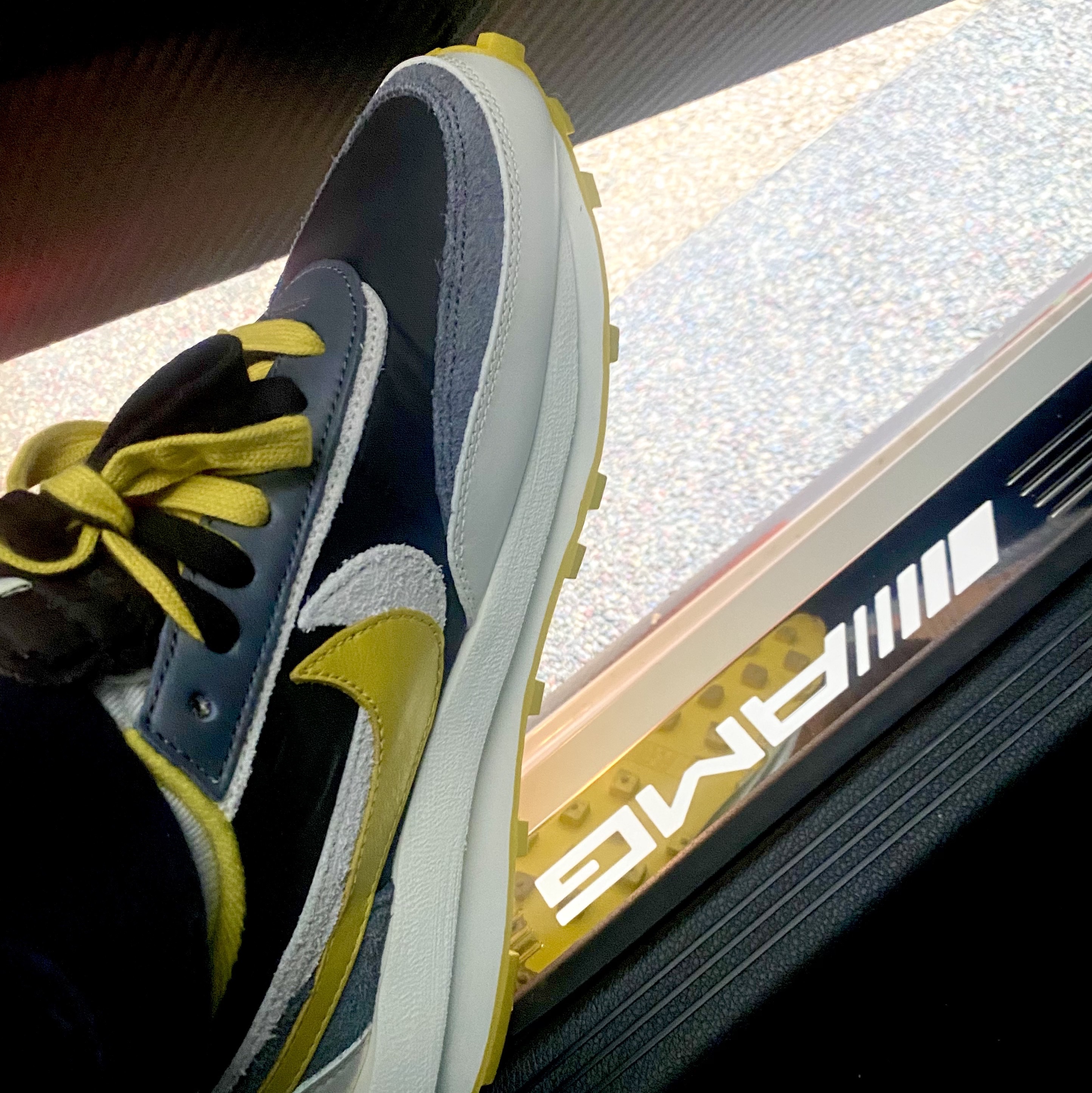 Nike x Sacai x Undercover LDWaffle Black Bright Citron 착용 스타일 - 3