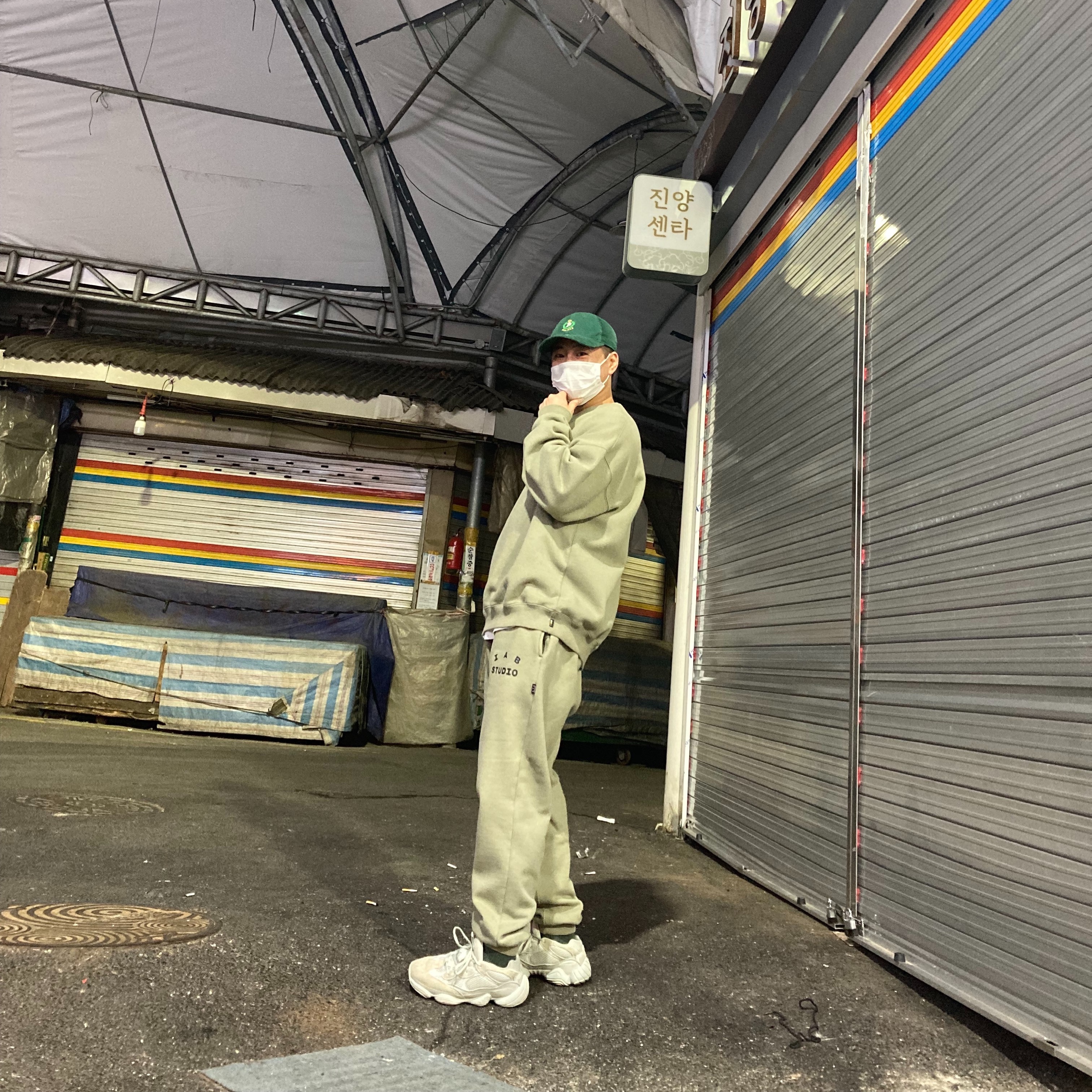 Adidas Yeezy 500 Salt 착용 스타일