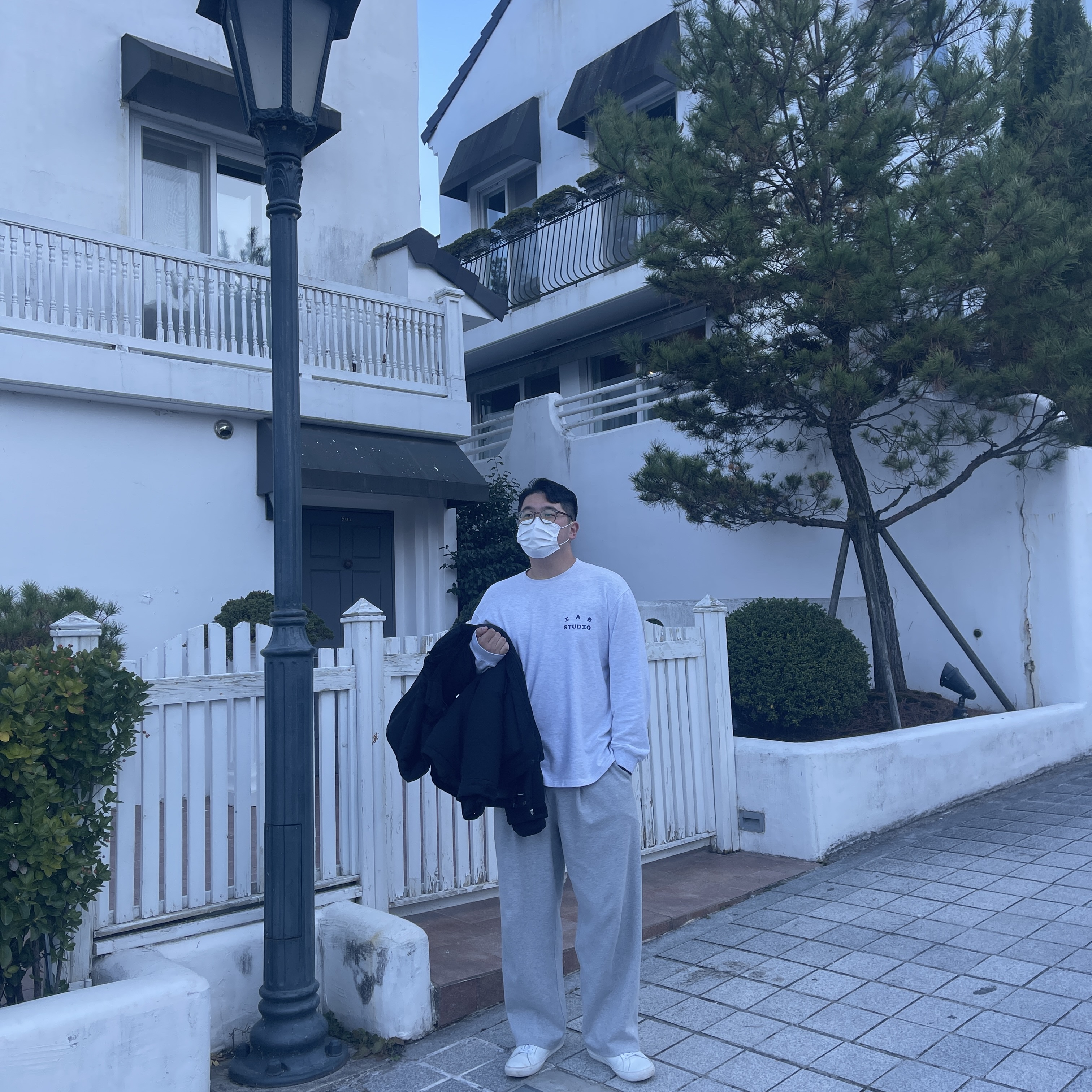 IAB Studio Long Sleeve Light Gray, Common Projects Original Achilles Low White 착용 스타일 - 2